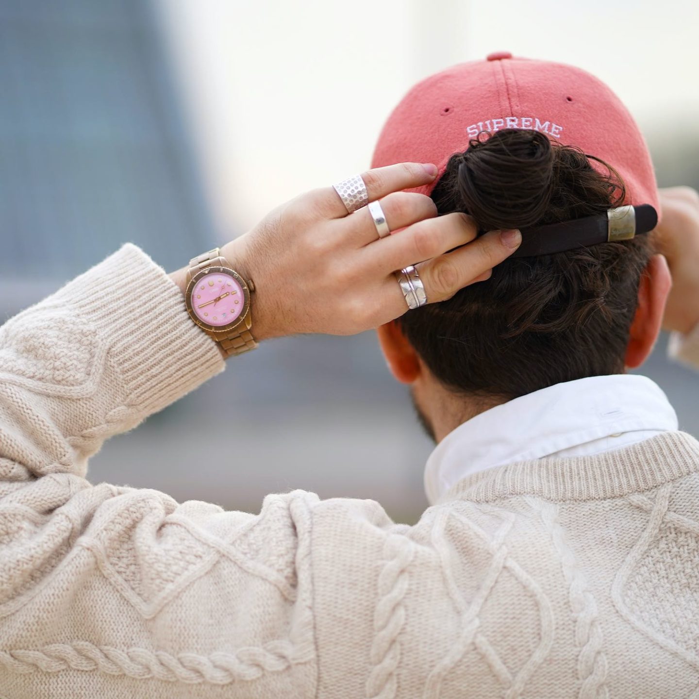 montre en bronze à cadran rose de la marque Oris et casquette supreme en laine