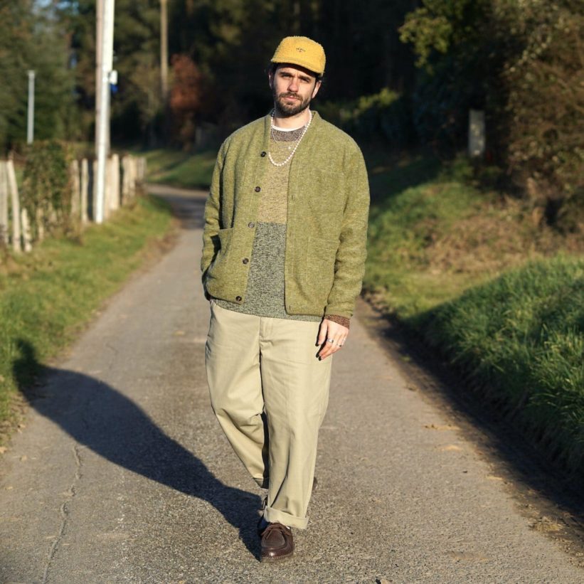 look streetwear chic avec cardigan en fleece universal works, pull color block woolrich, noha casentino hat, wide chinos still by hand & paraboot michael bison