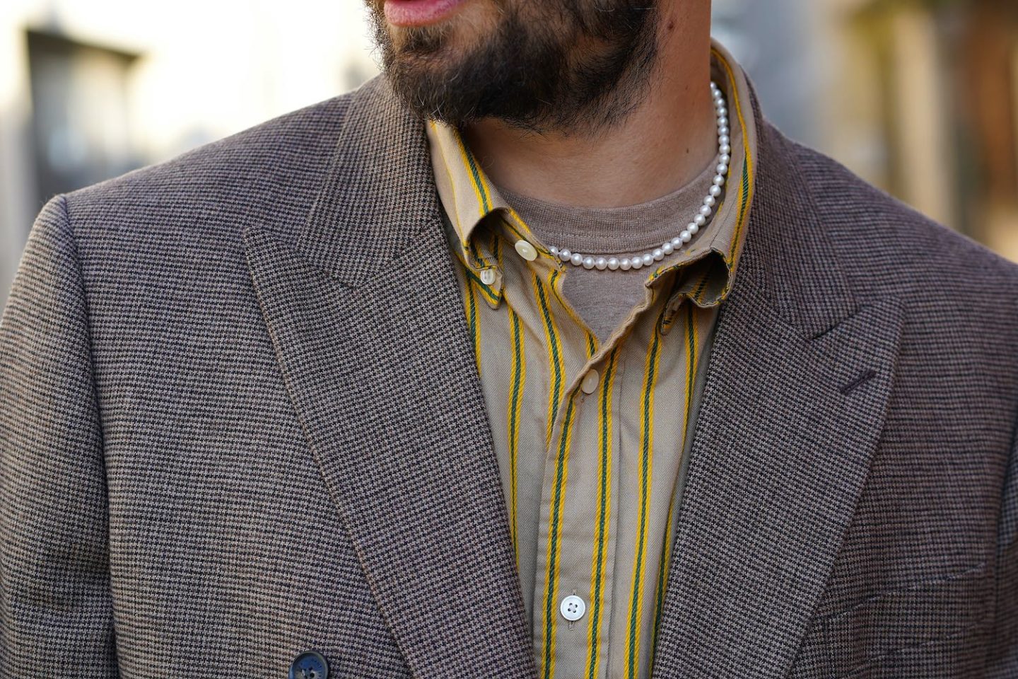 look streetwear chic homme et collier de perles en nacre vintage
