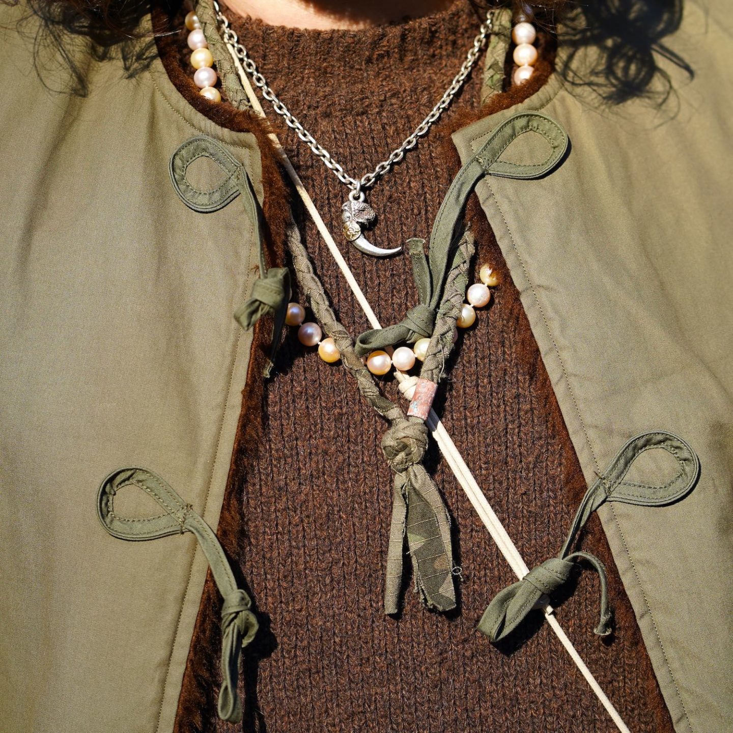 collier en tissu borali et chaine en argent et pendentif first arrows griffe d'ours