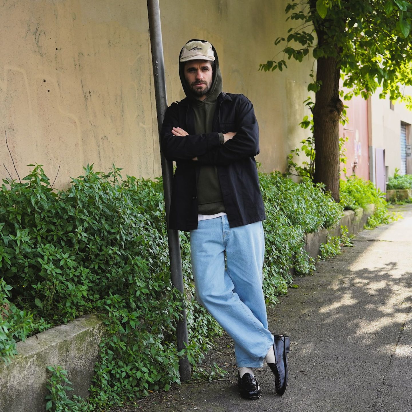 look style street heritage avec un hoodie en coton, un jean blaeach et des mocassins noirs