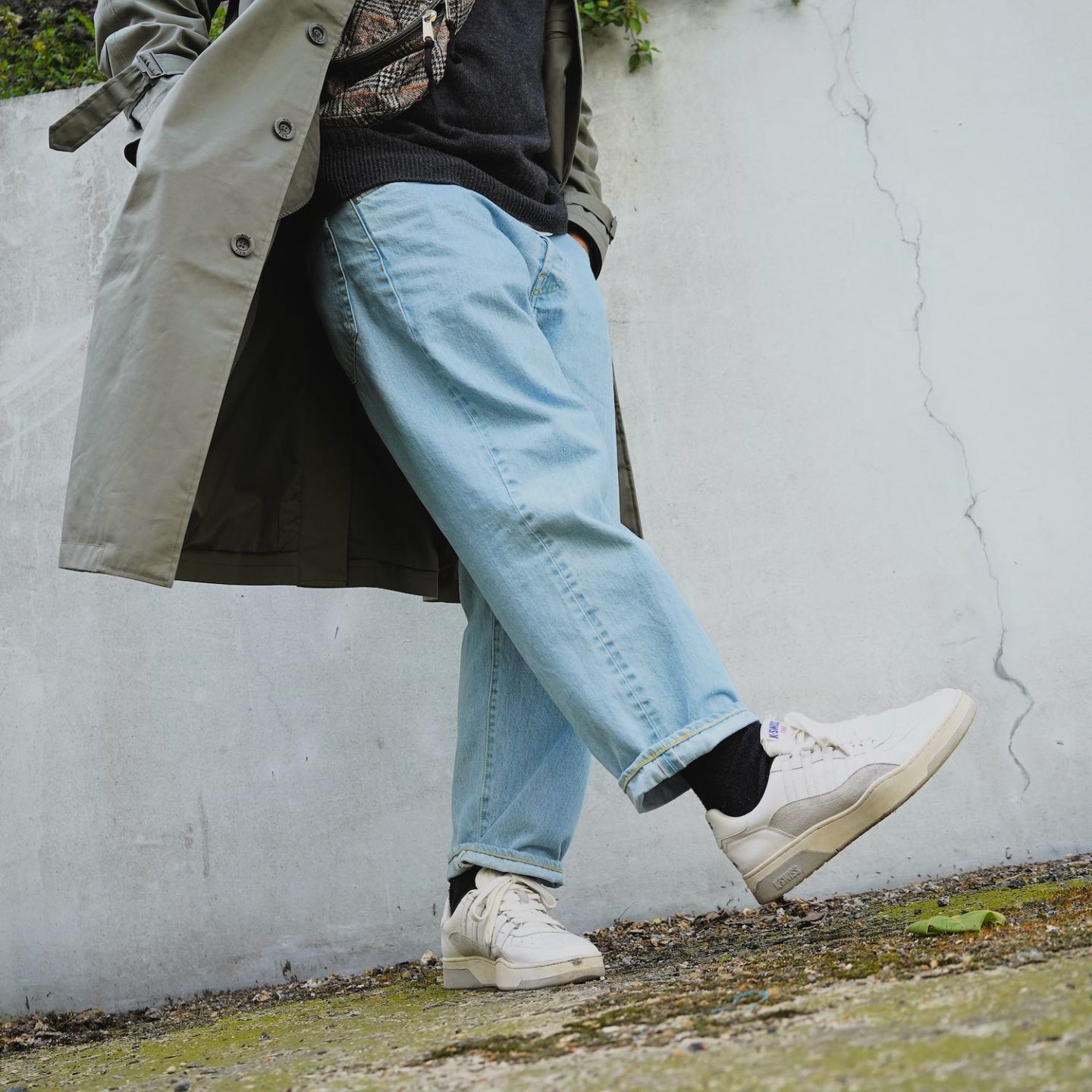 jean bleach de la marque borali avec des sneakers K-Swiss cannoncourt
