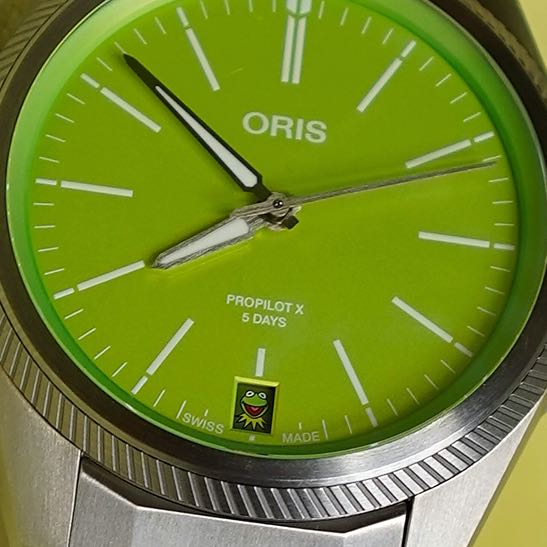 gichet-dateur à l’effigie de Kermit sur la montre Oris ProPilot