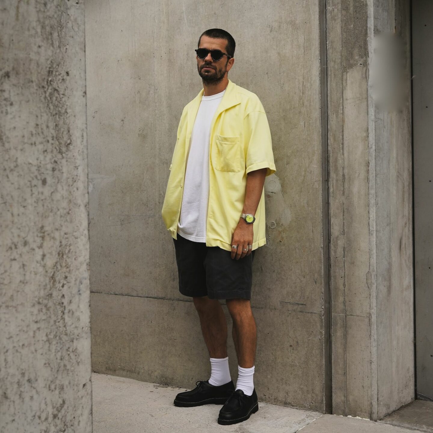 look d'été homme style street chic avec une chemisette arpenteur jaune citron, un short à pinces Brooks Brothers vintage et des paraboot michal noires