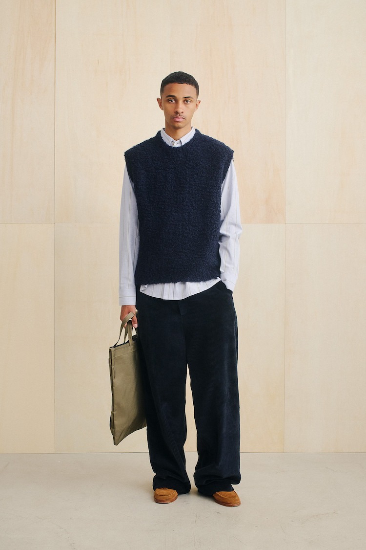 A kind of guise collection automne hiver 2023 lookbook drop fw23 wool boucle knit vest navy pull sans manches laine