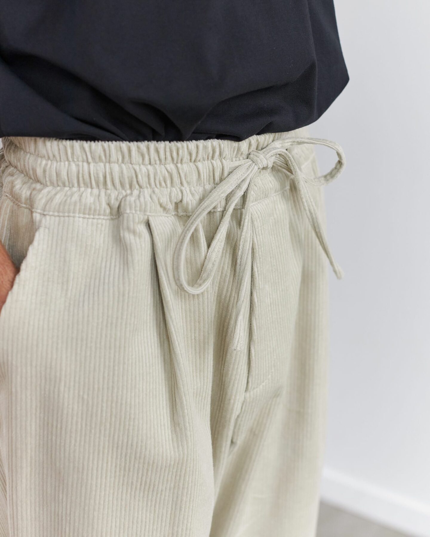 détail matière pantalon en velours coltesse