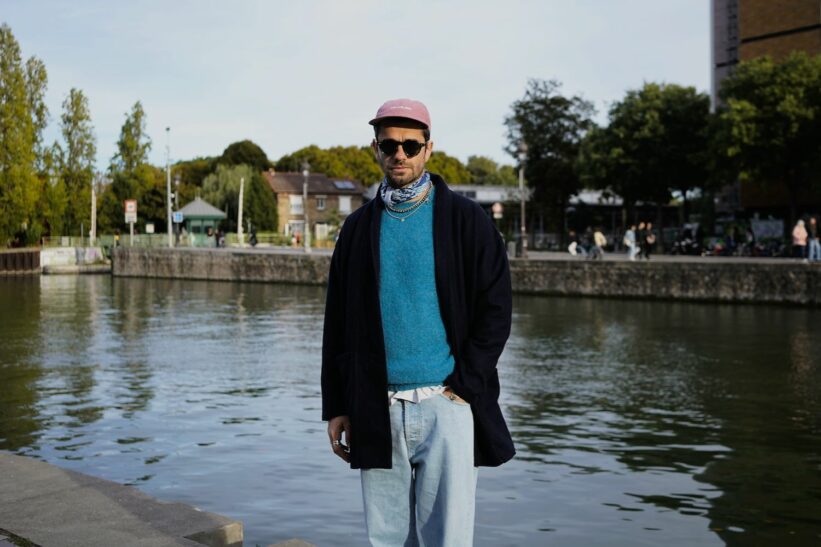 look homme style street chic avec un cardigan en laine inspiration robe de chambre et un pull shaggy bleu Drapeau Noir