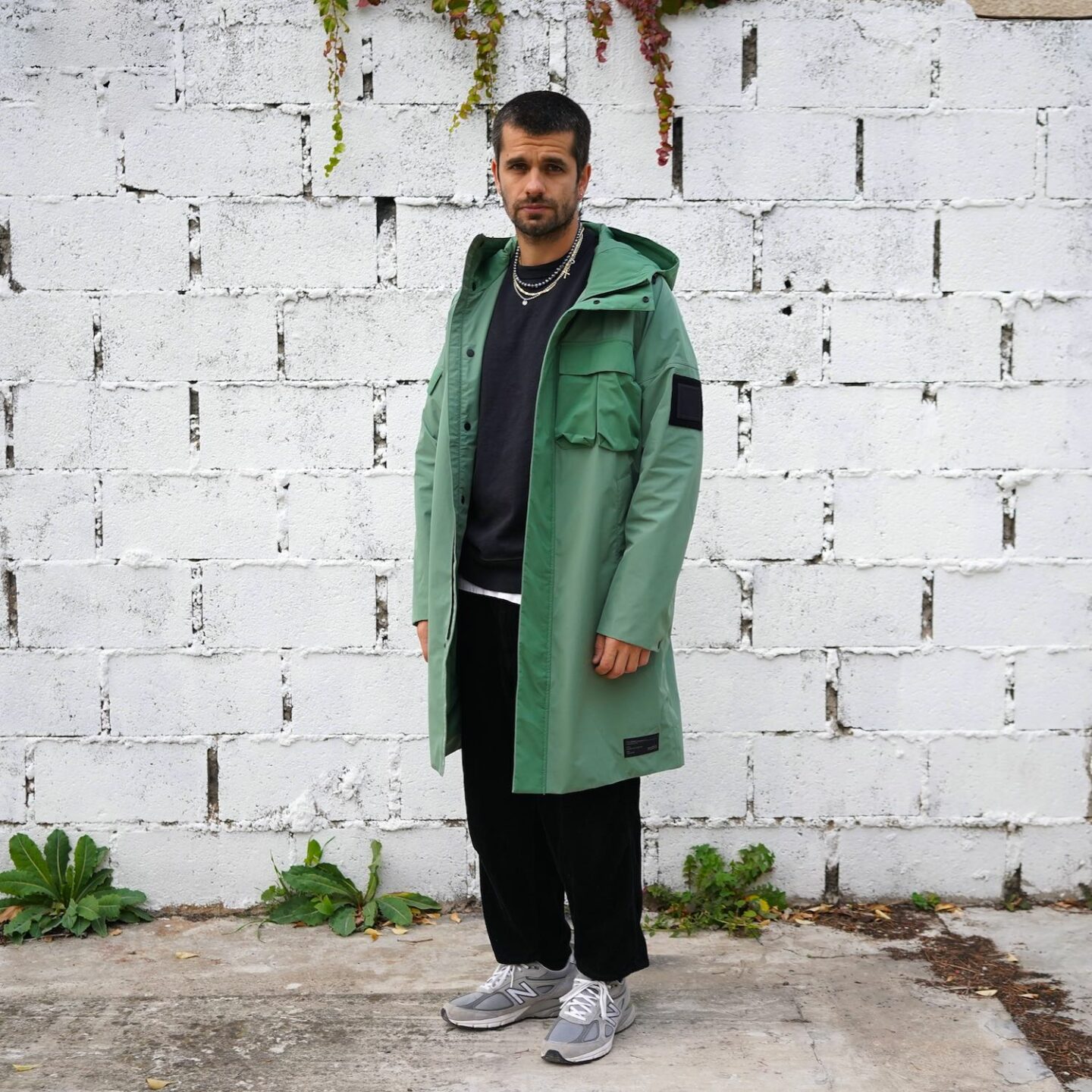 parka NObis modèle wilder en vert olive portée dans un look streetwear