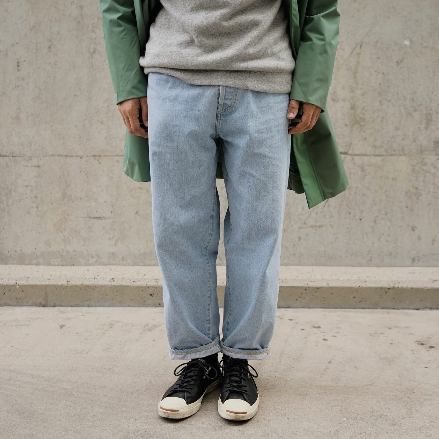 jean borali taille haute et délavage bleach porté avec des converse jack purcelle