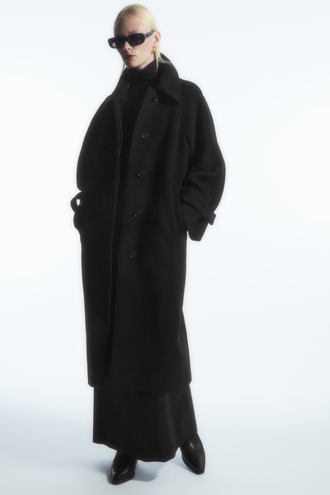 COS manteau noir oversize silhouette arrondie