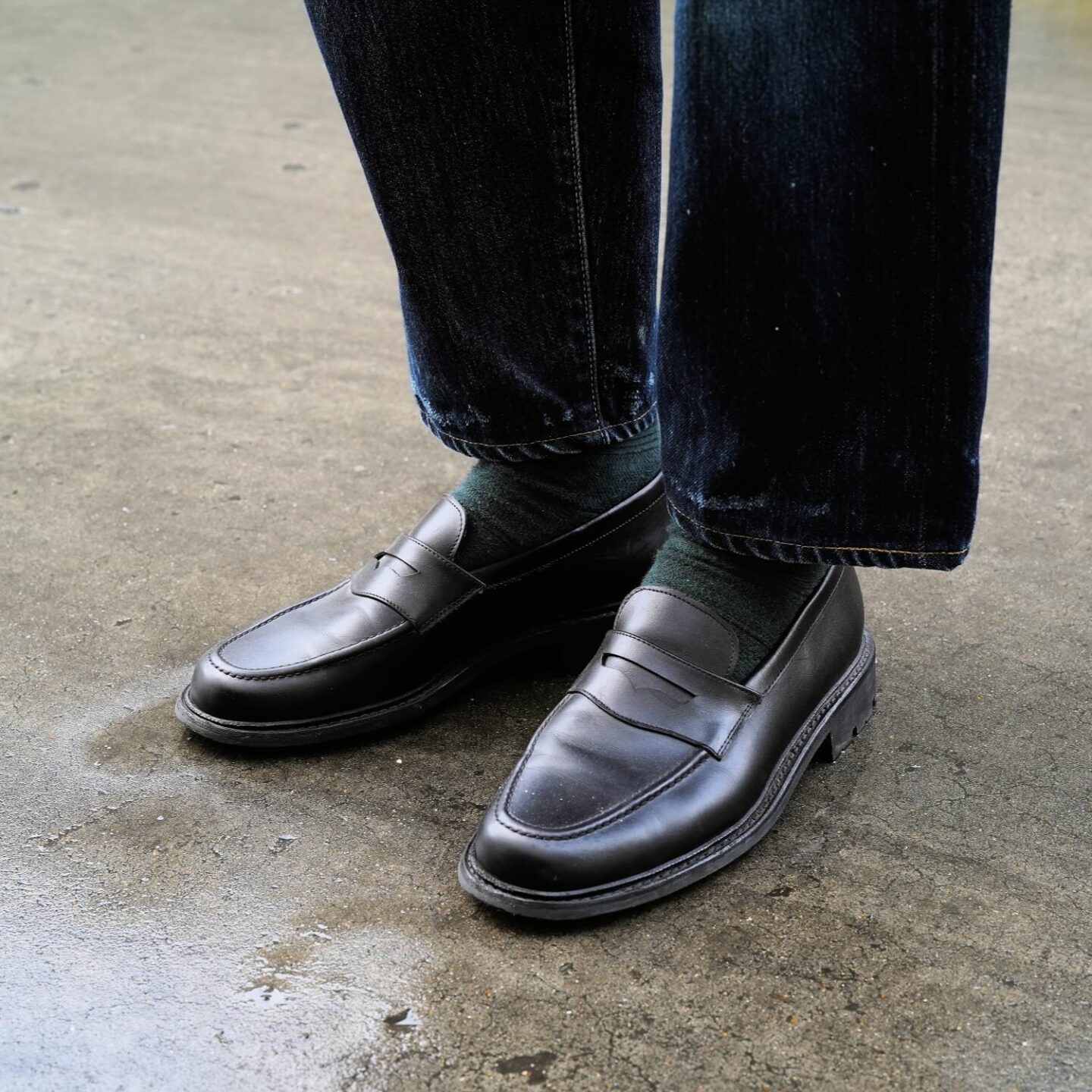 chaussettes royalties paris et mocassins penny loafers noir de la marque max sauveur