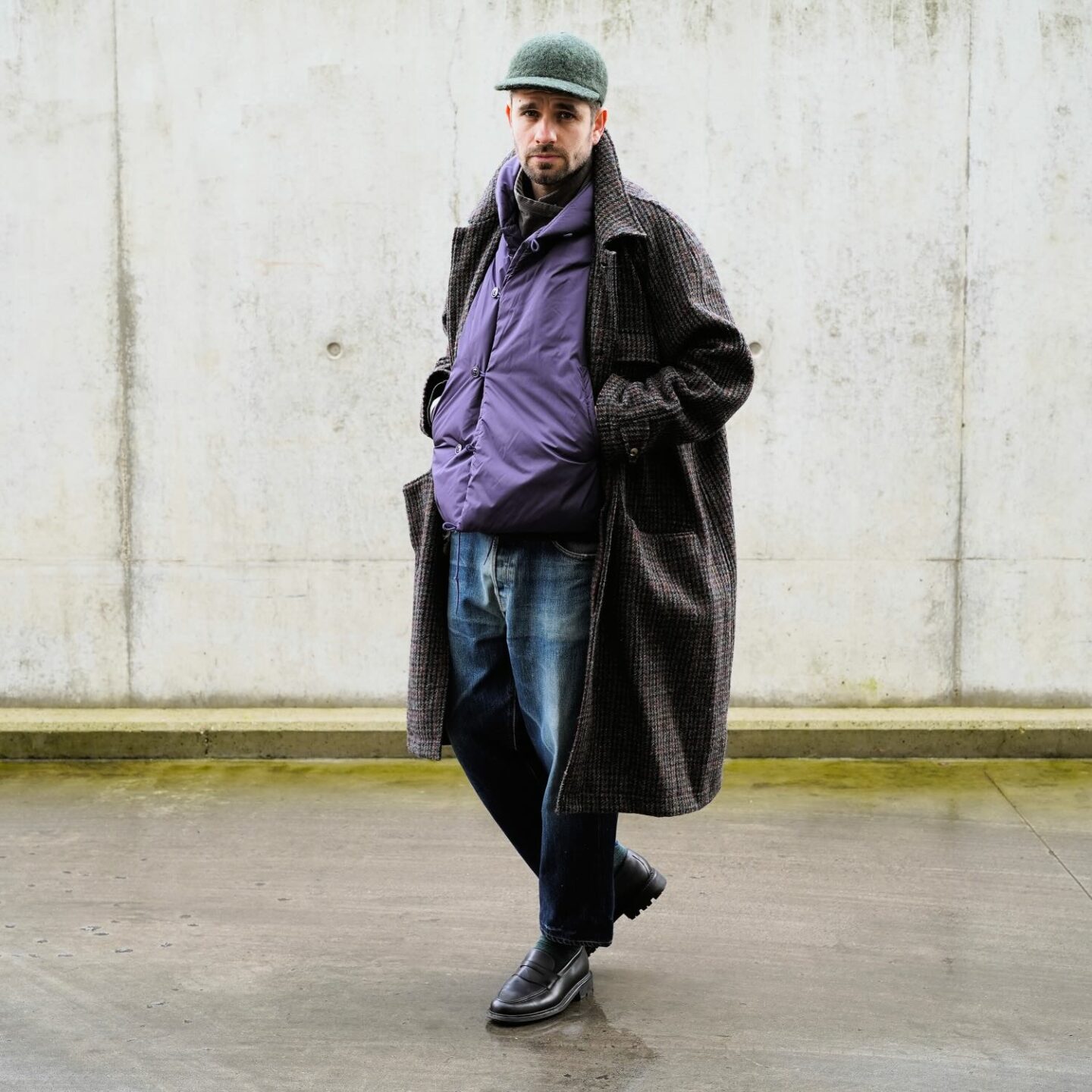 men outfit with a long harris tweed coat from the brand de bonne facture model raglan parisien worn with the purple loft v Arpenteur