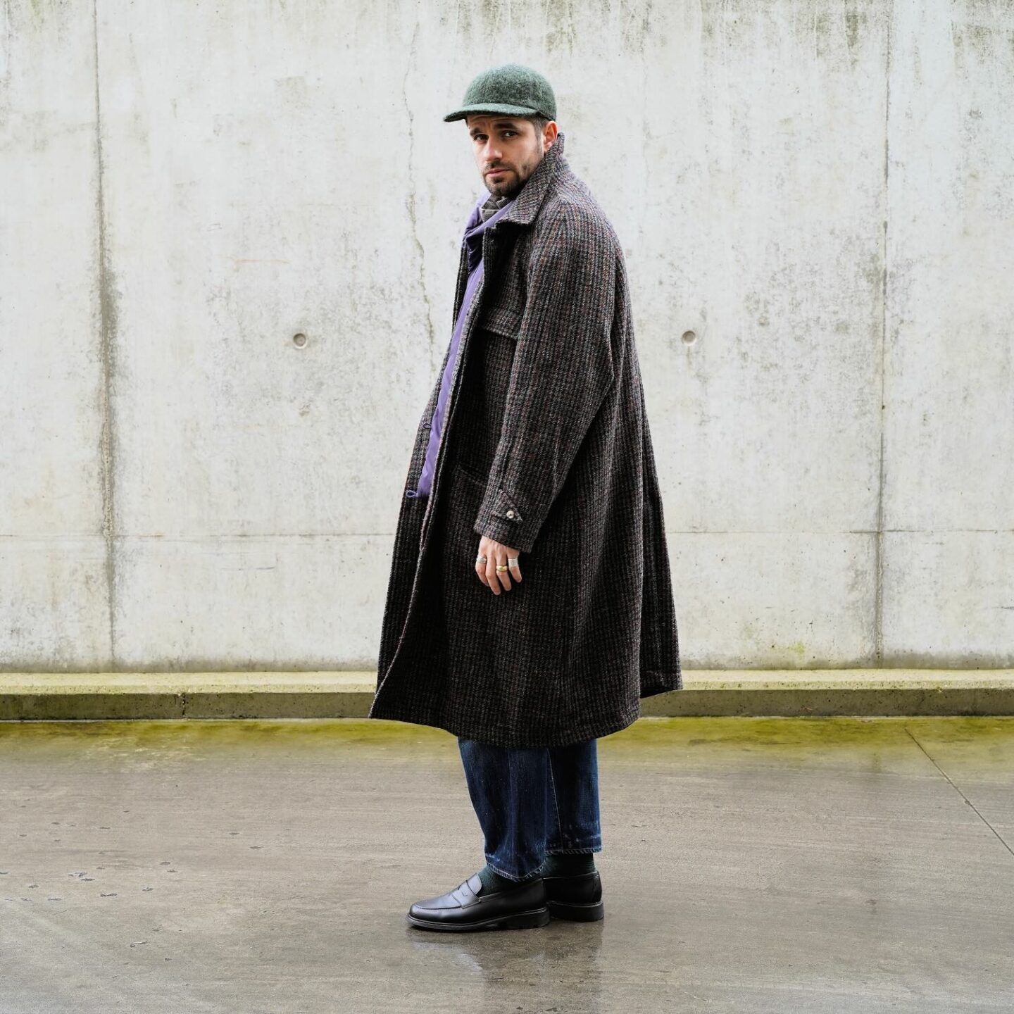 look homme street chic avec un manteau en laine Harris tweed de le marque de bonne facture, modèle raglan parisien
