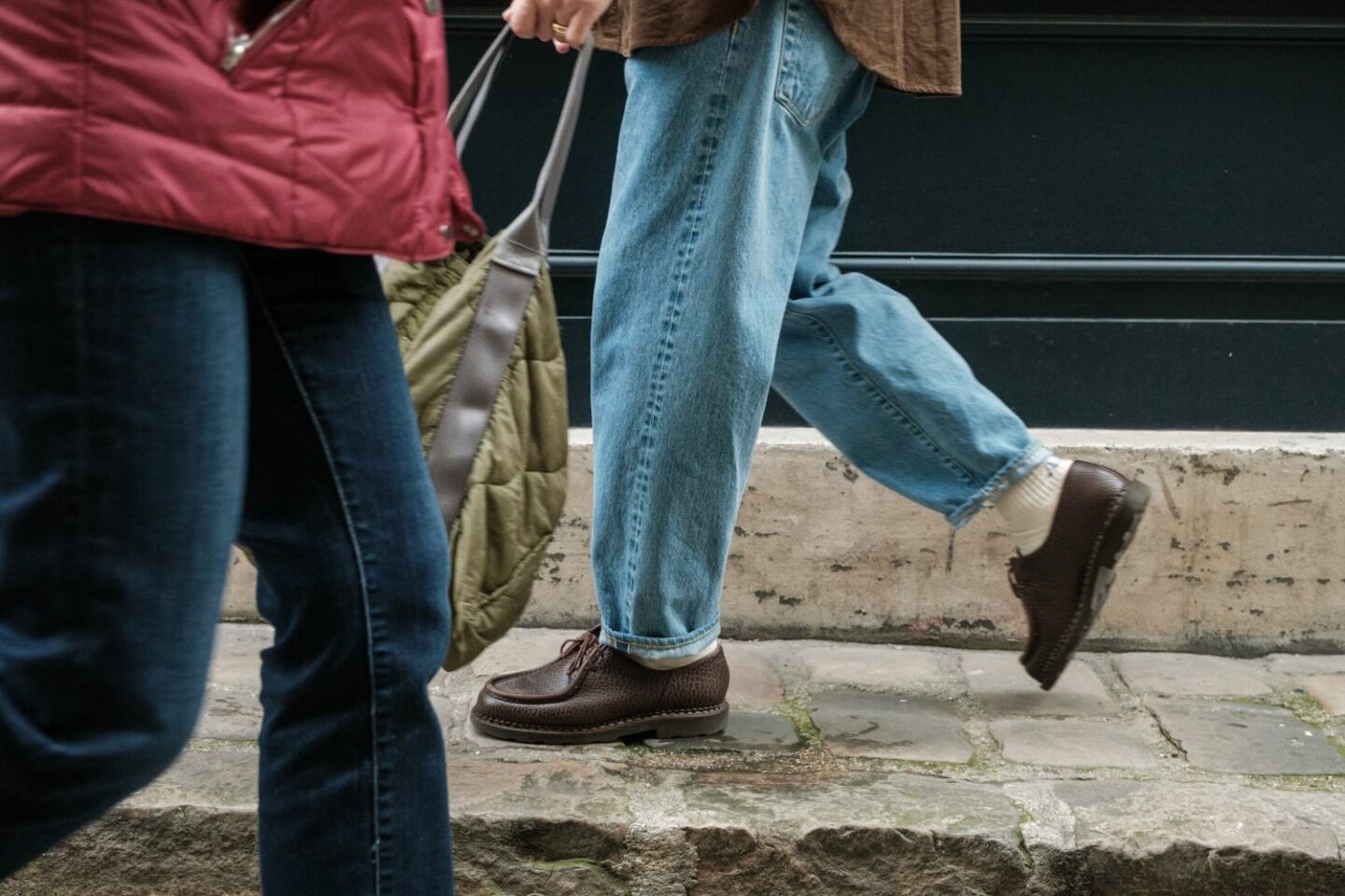 jean borali taille haute avec une coupe ample loose tapered et porté avec des paraboot michael modèle bison
