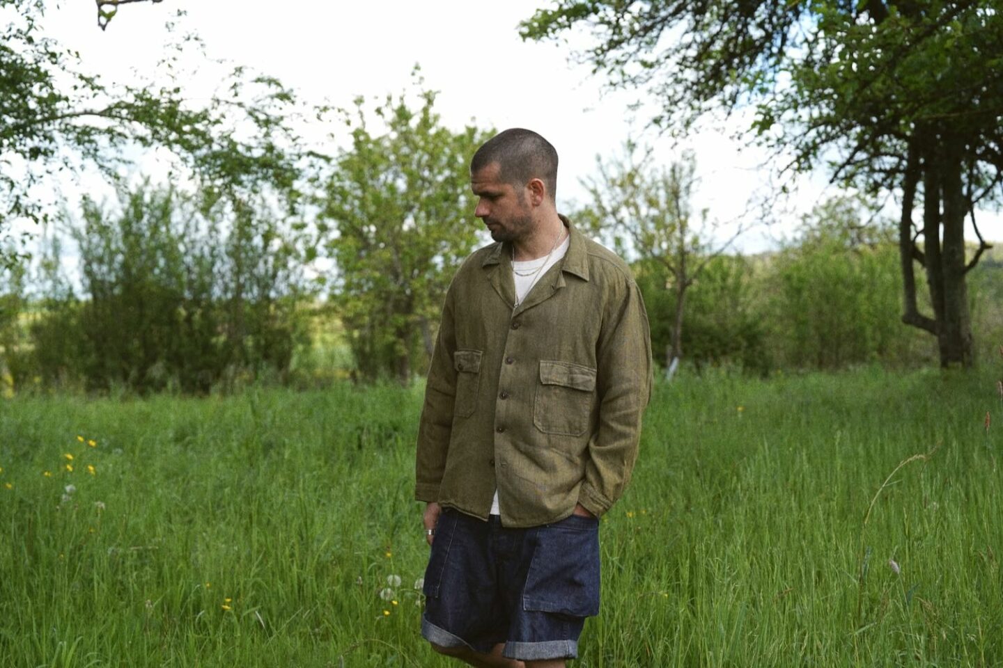 surchemise militaire type utility shirt en lin teintée naturelle en vert olive histon by boras