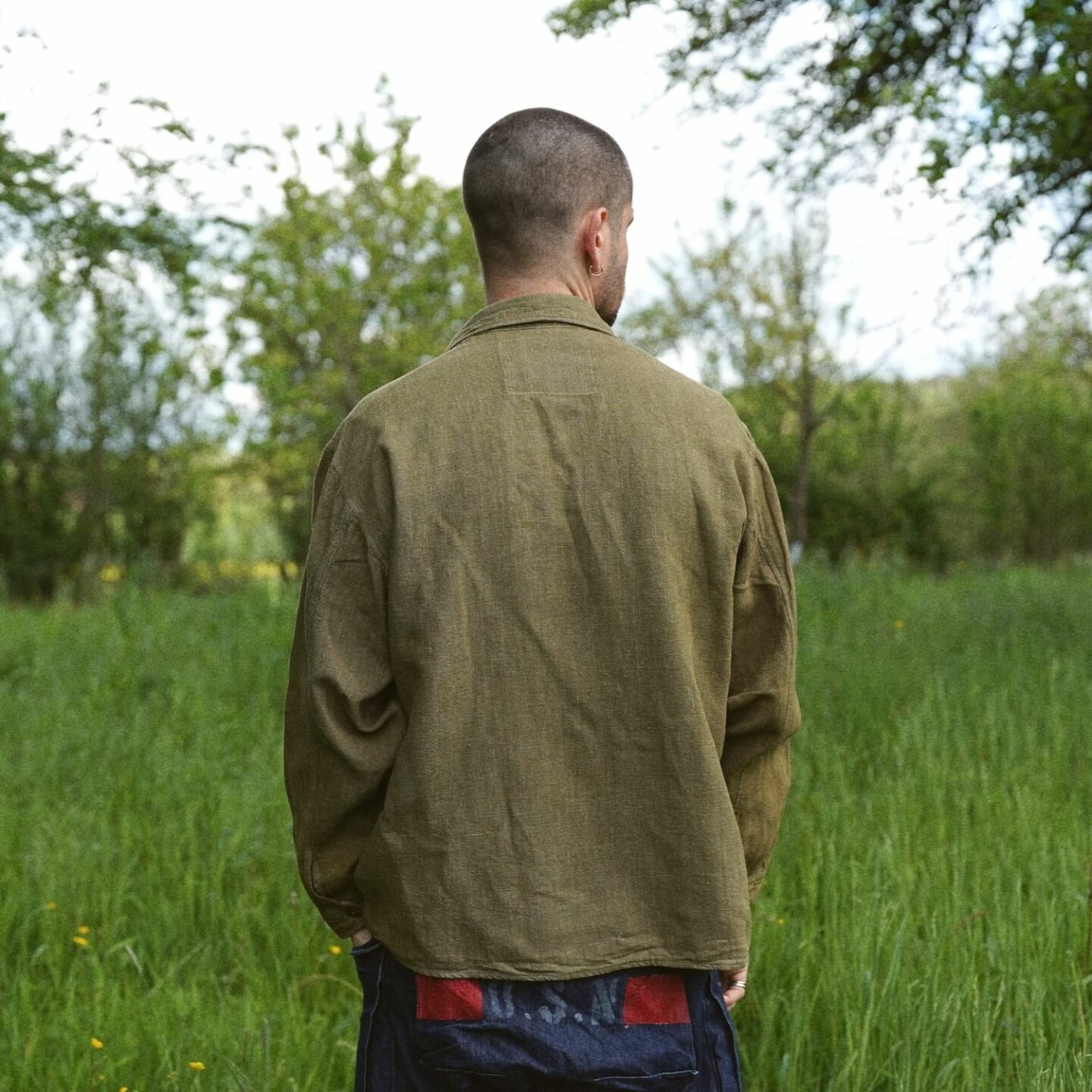 surchemise militaire type utility shirt en lin teintée naturelle en vert olive histon by boras