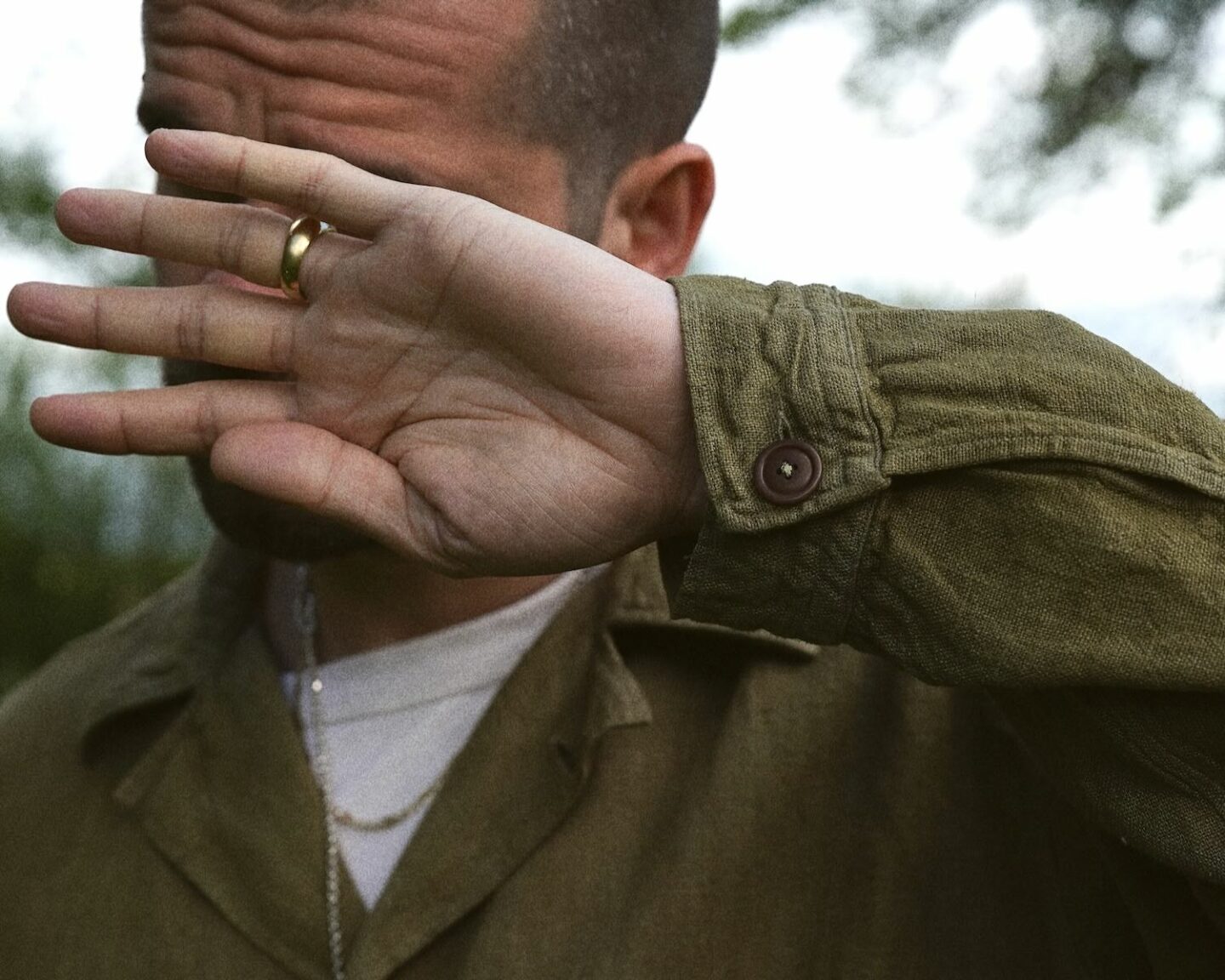 surchemise militaire type utility shirt en lin teintée naturelle en vert olive histon by boras