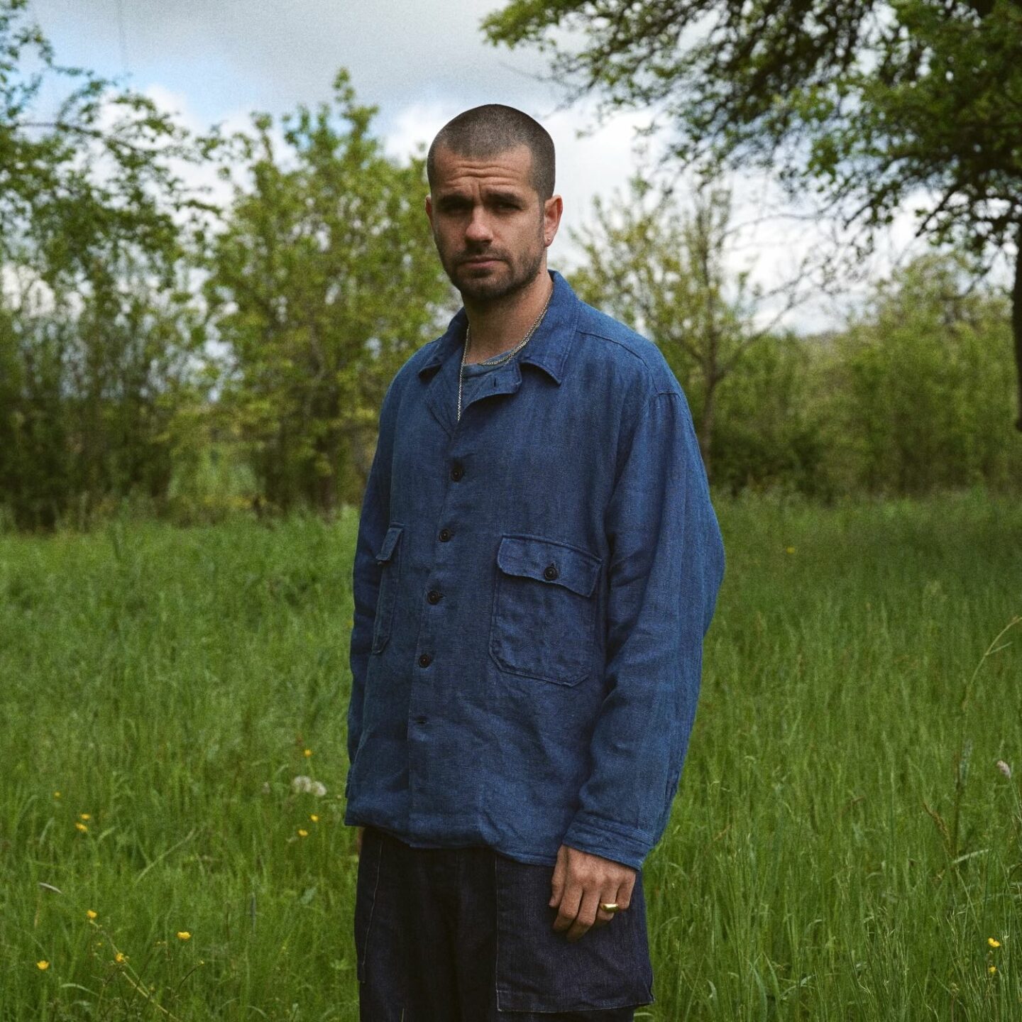 surchemise militaire type utility shirt en lin teintée en indigo naturel histon by boras