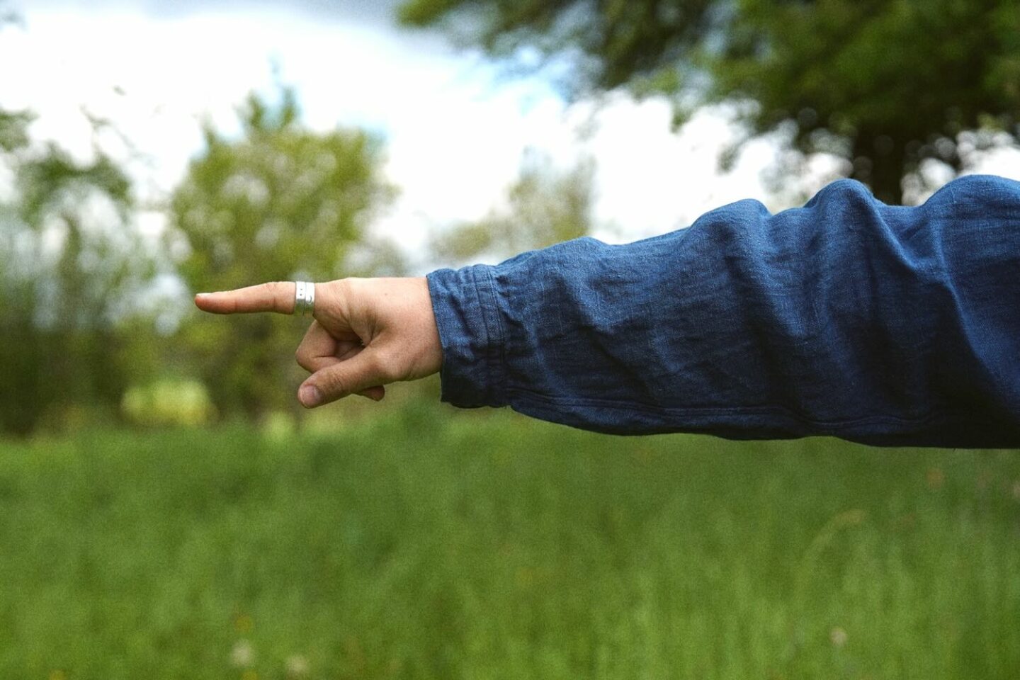 vêtement en lin français, tissé en lituanie et teint à l'indigo naturel par couleur garance