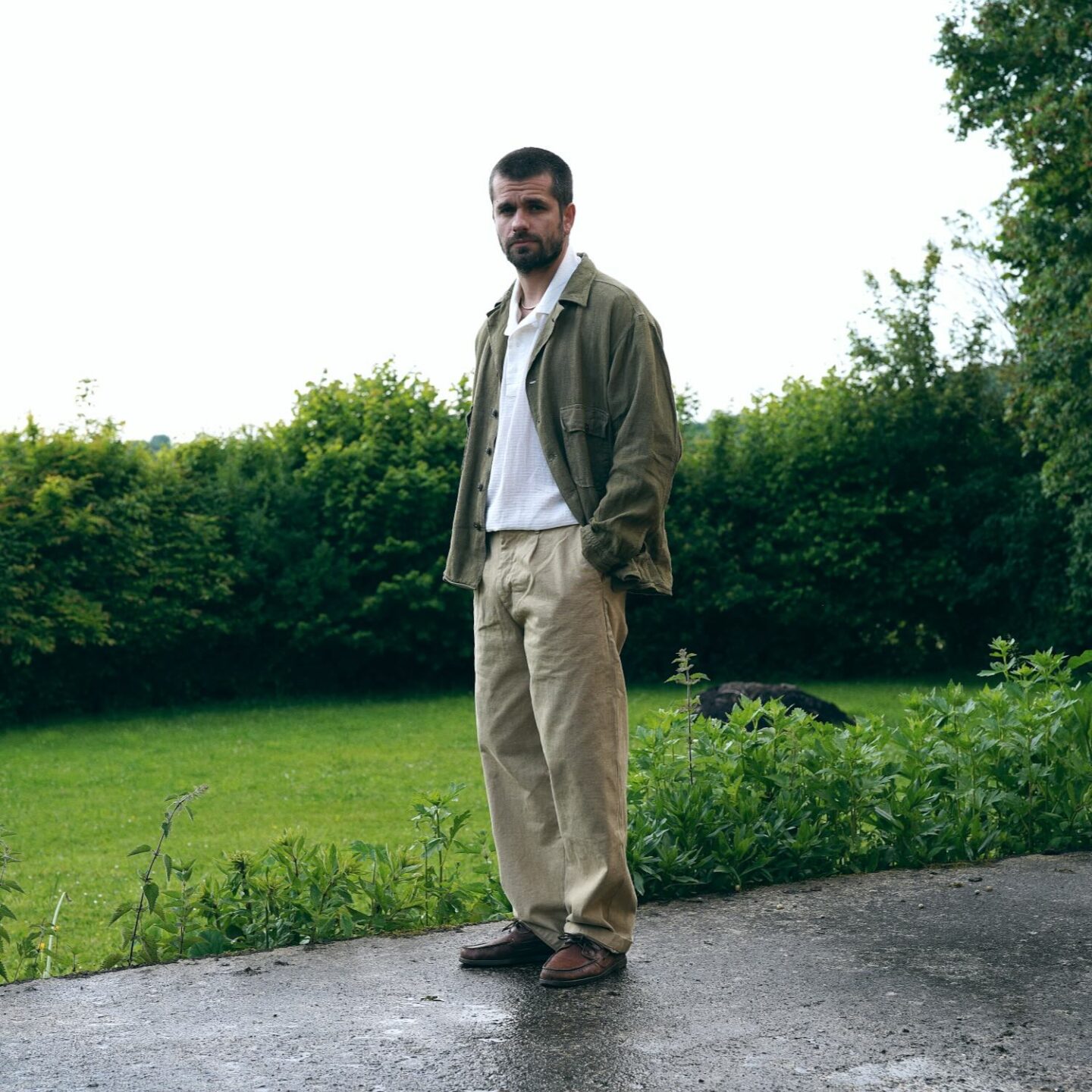 look workwear printemps avec une chemise en lin militaire, un popover drapeau noir, un chino vintage japan blue et des paraboot barth