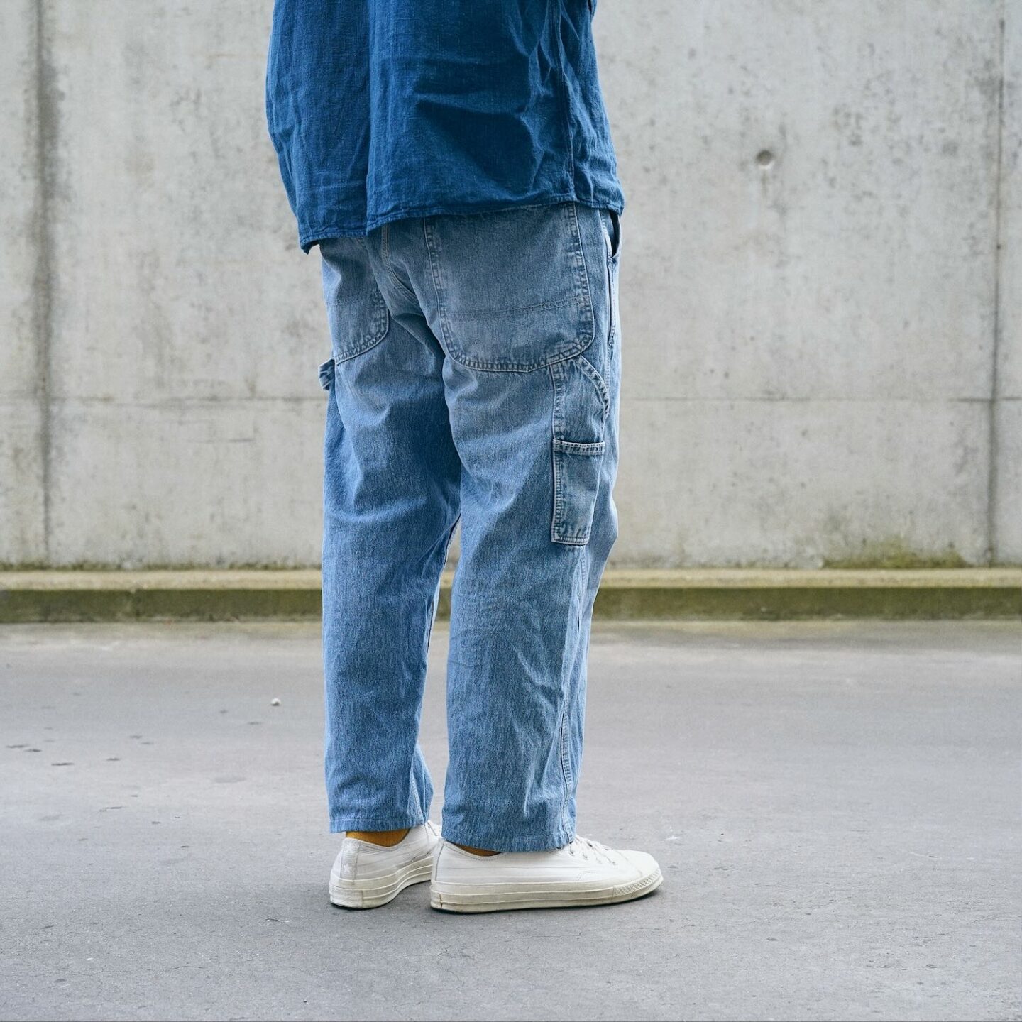 pantalon de charpentier dit carpenter pants en denim coton chanvre d ela marque Lee porté avec des converse ct70 low