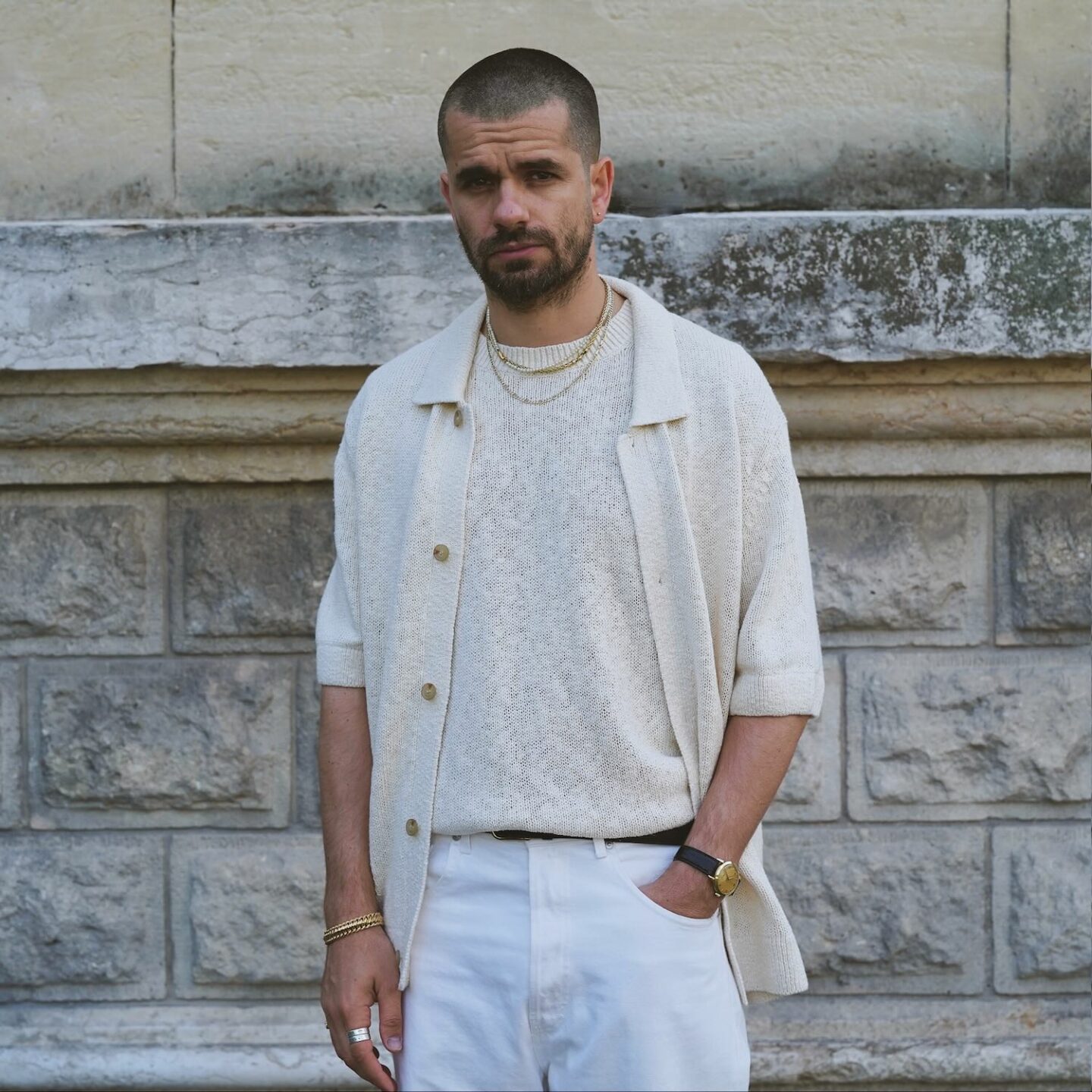 ensemble d'une chemise et un débardeur en maille coton lin, porté avec un jean blanc taille haute