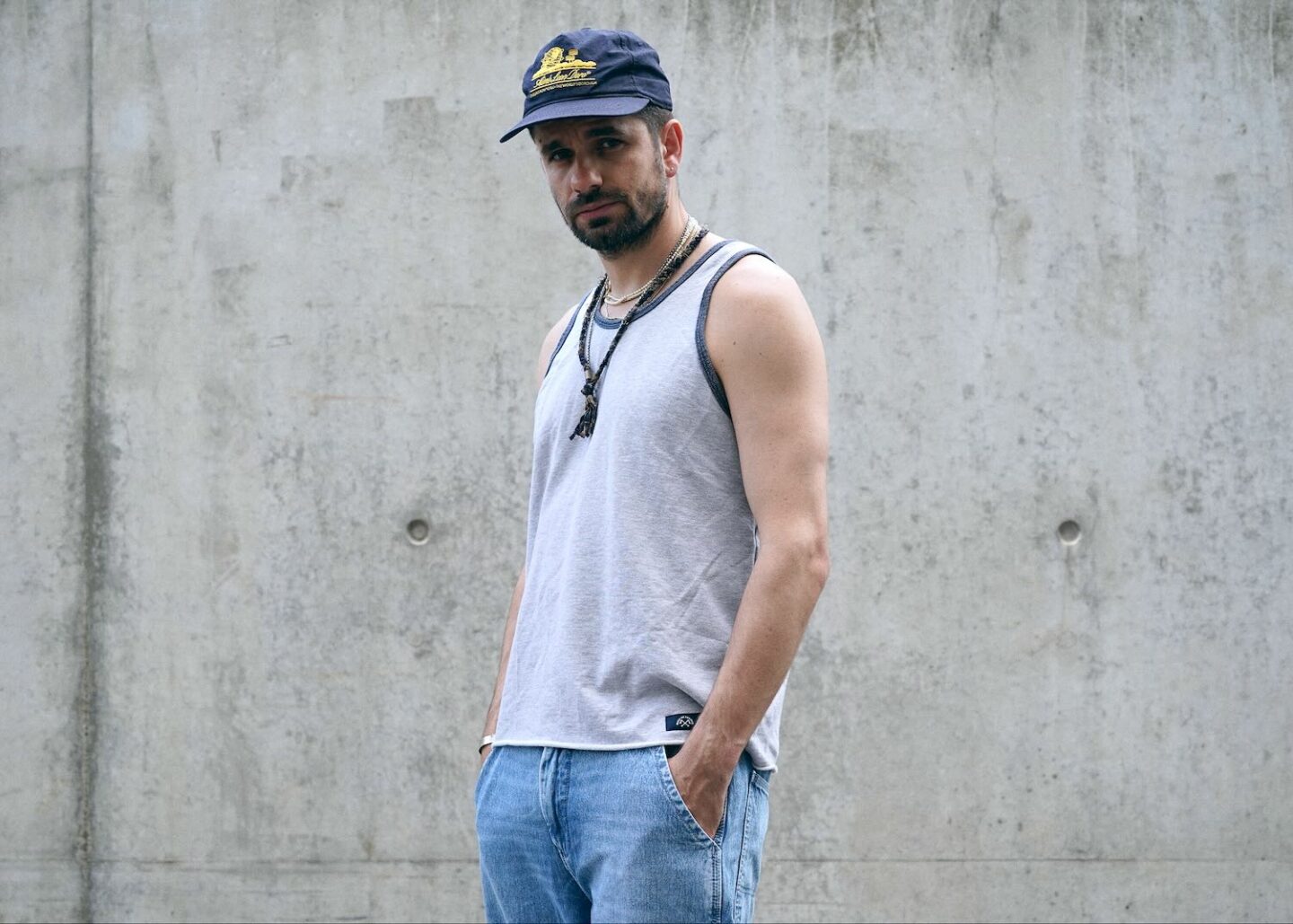 débardeur en jersey et bord franc bleu de paname avec casquette Aime leon dore unisphere