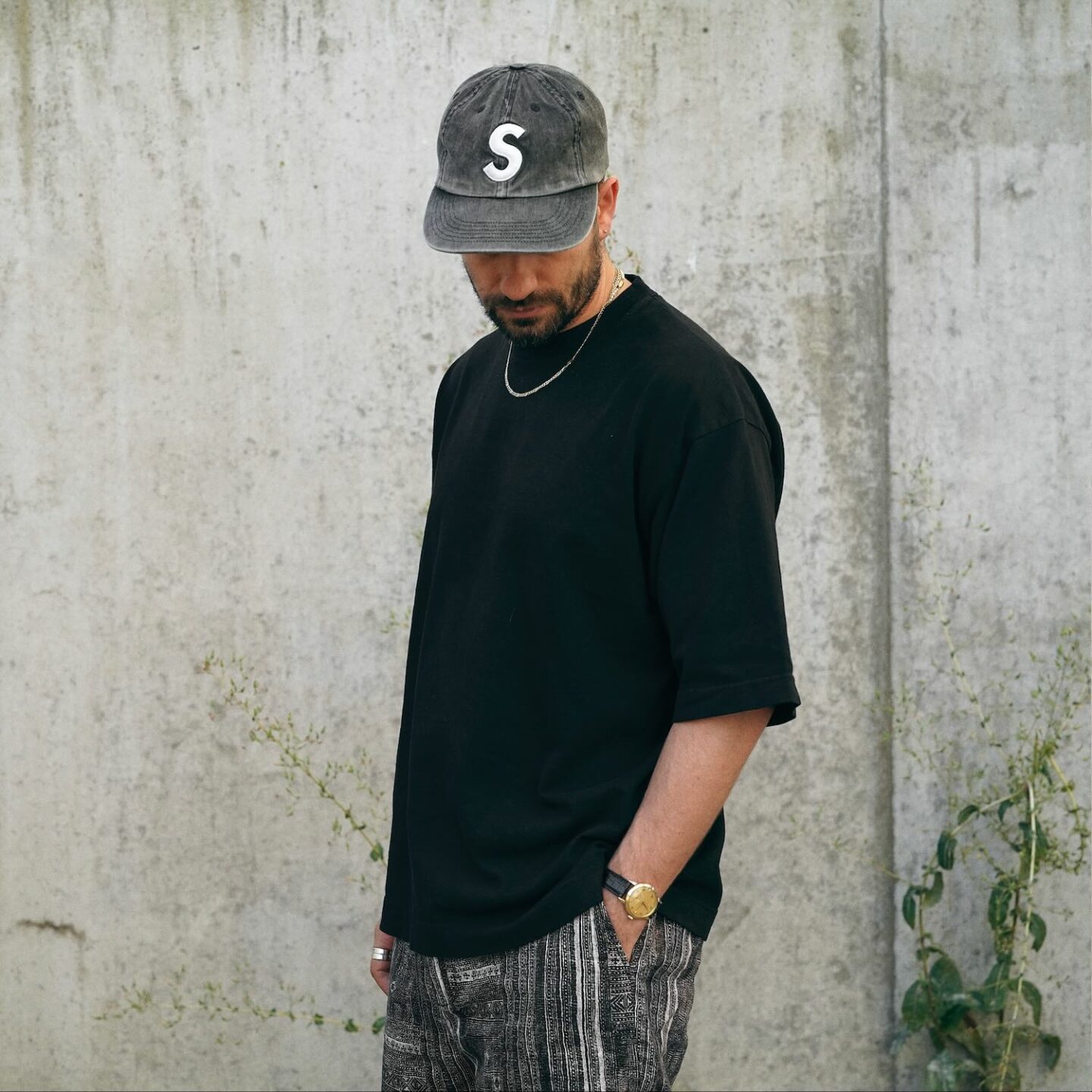 t-shirt confort oversize de la marque Drapeau Noir et une casquette supreme black pigment dyed