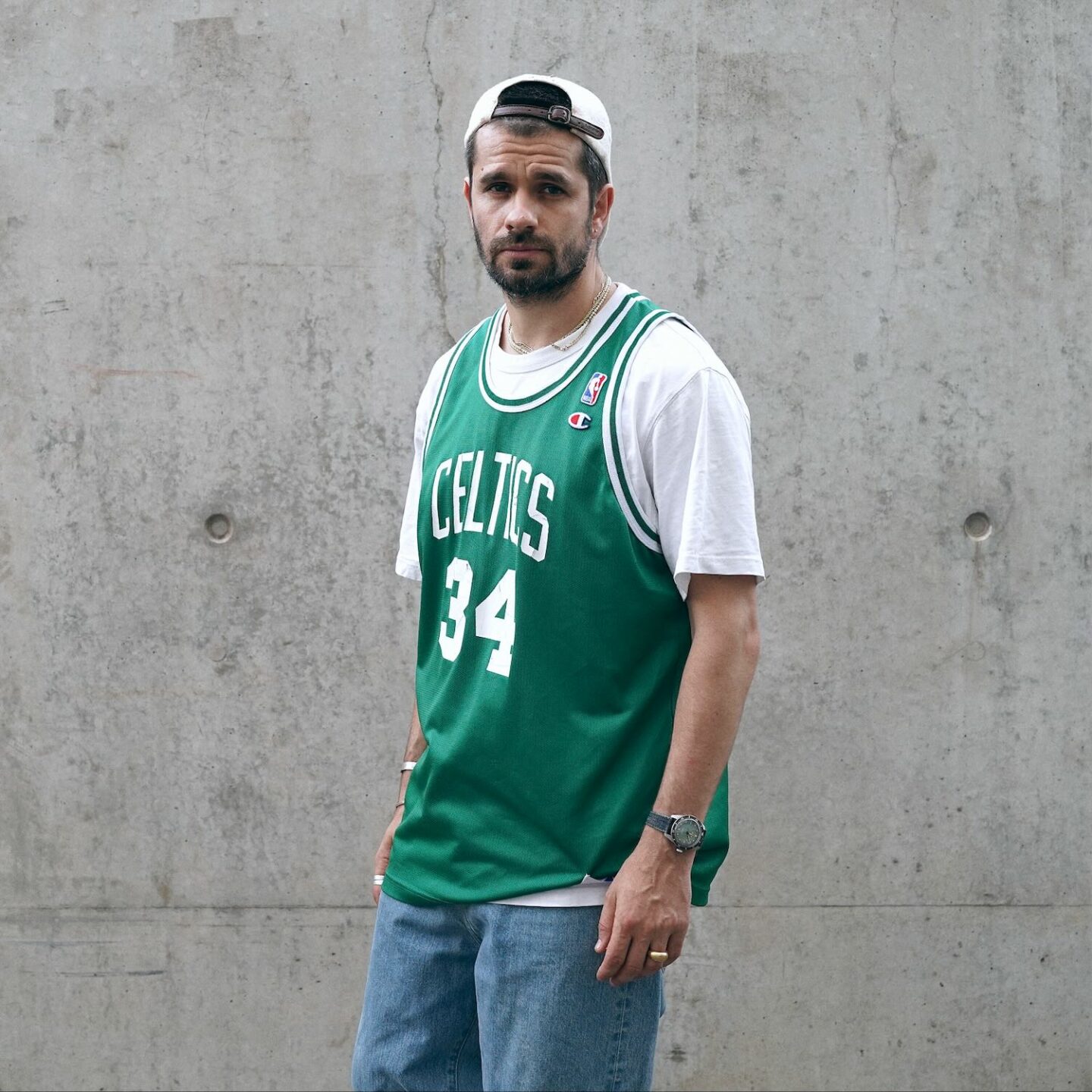 tenue avec un maillot de basket des boston celtics vintage, marque champion de l'année rookie de Paul pierce