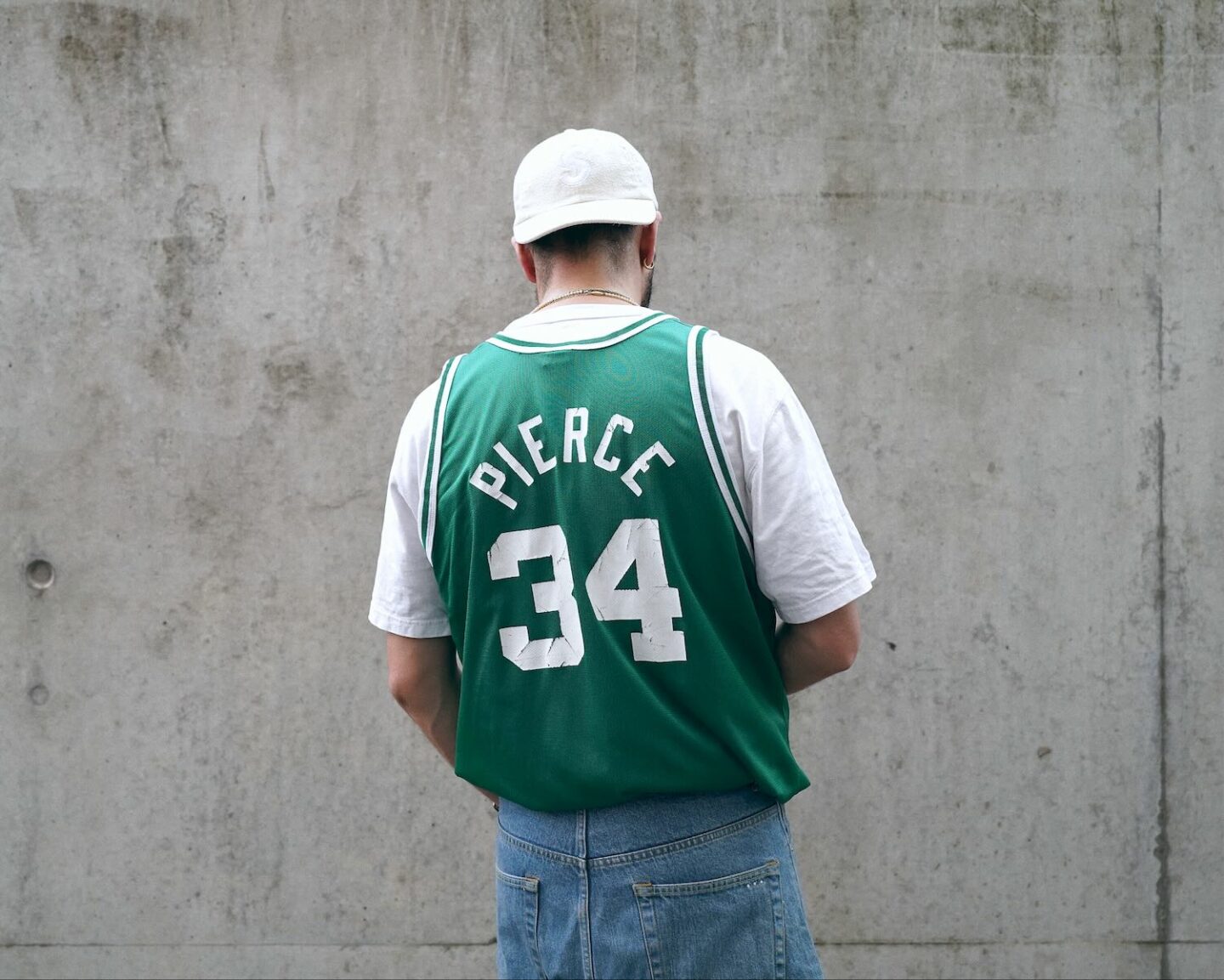 maillot d ebasket porté rentré dans le jean