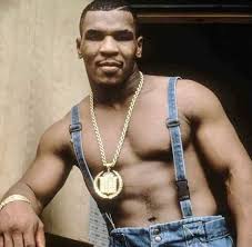 mike tyson avec une chaine et un pendentif en or