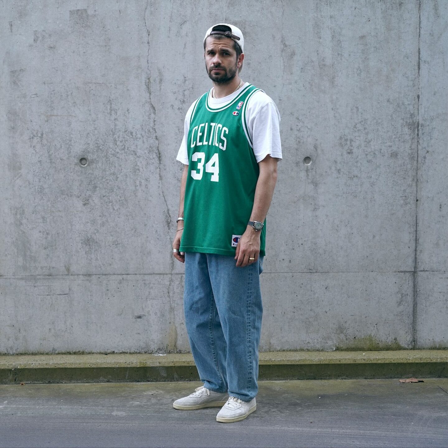 tenue avec un maillot de basket des boston celtics vintage, marque champion de l'année rookie de Paul pierce