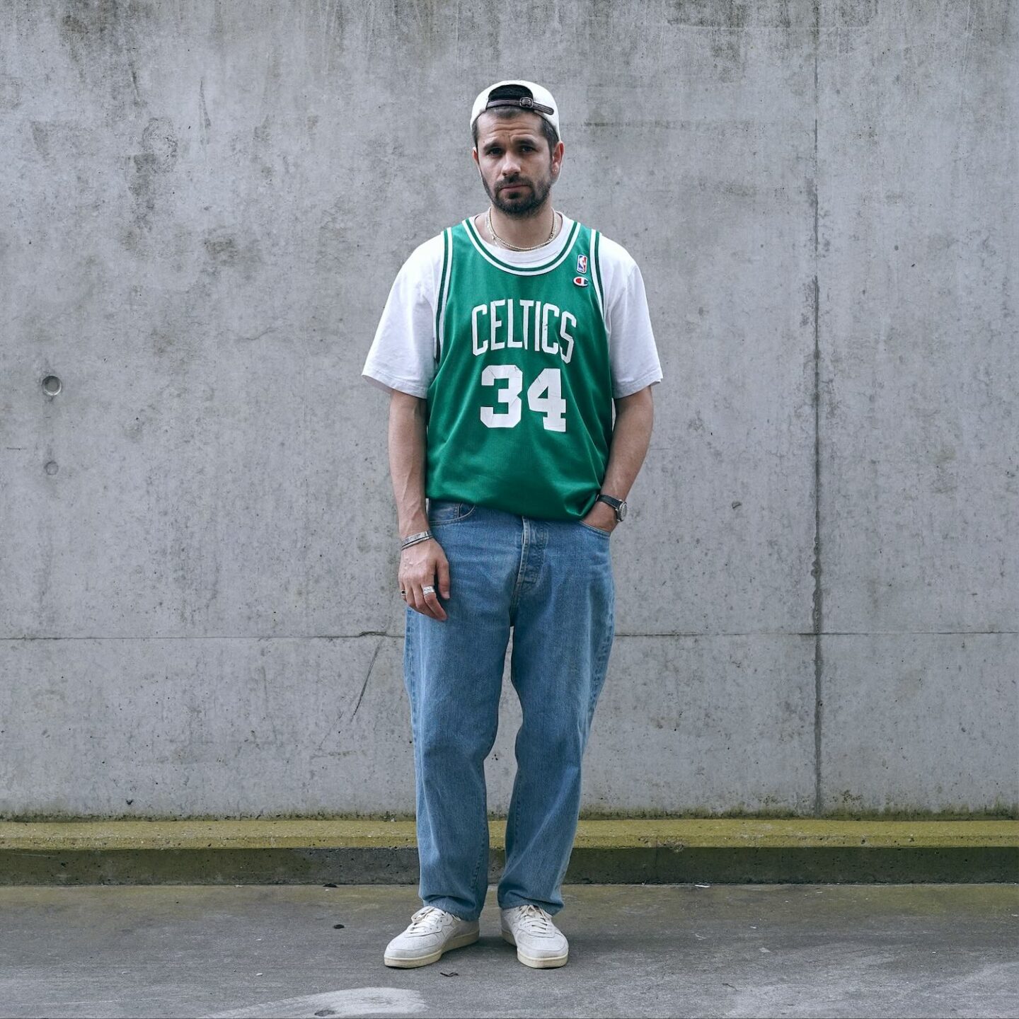 comment porté un maillot de basket nba vintage dans un look de tous les jous