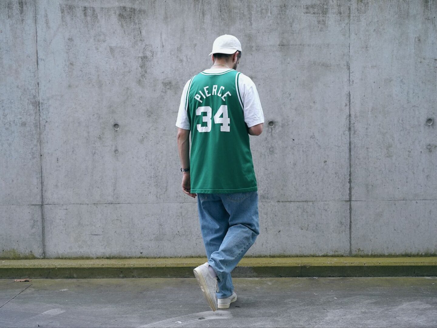 tenue avec un maillot de basket des boston celtics vintage, marque champion de l'année rookie de Paul pierce