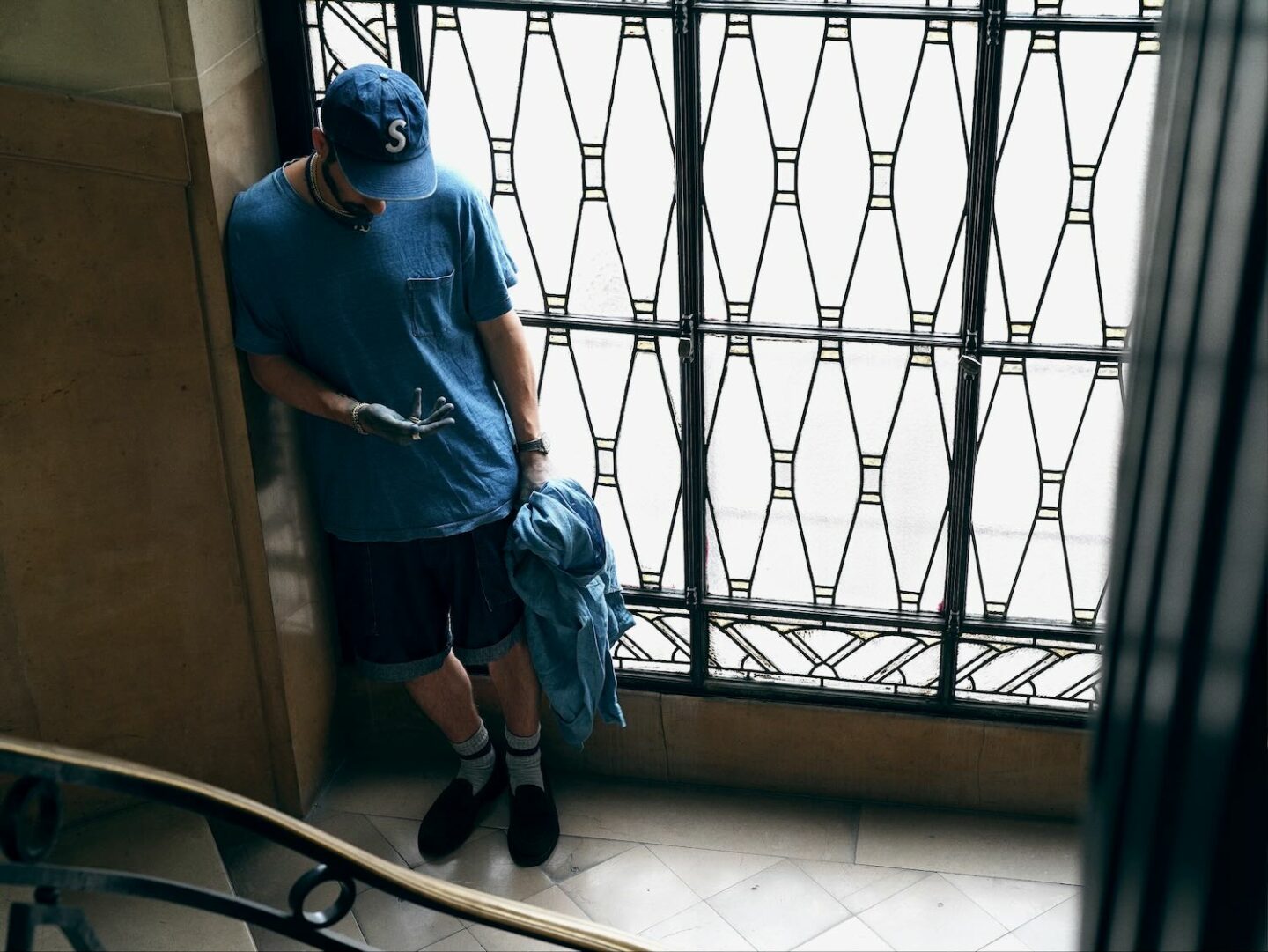 tenue d'été homme avec des vêtements teintés à l'indigo naturel au Japon