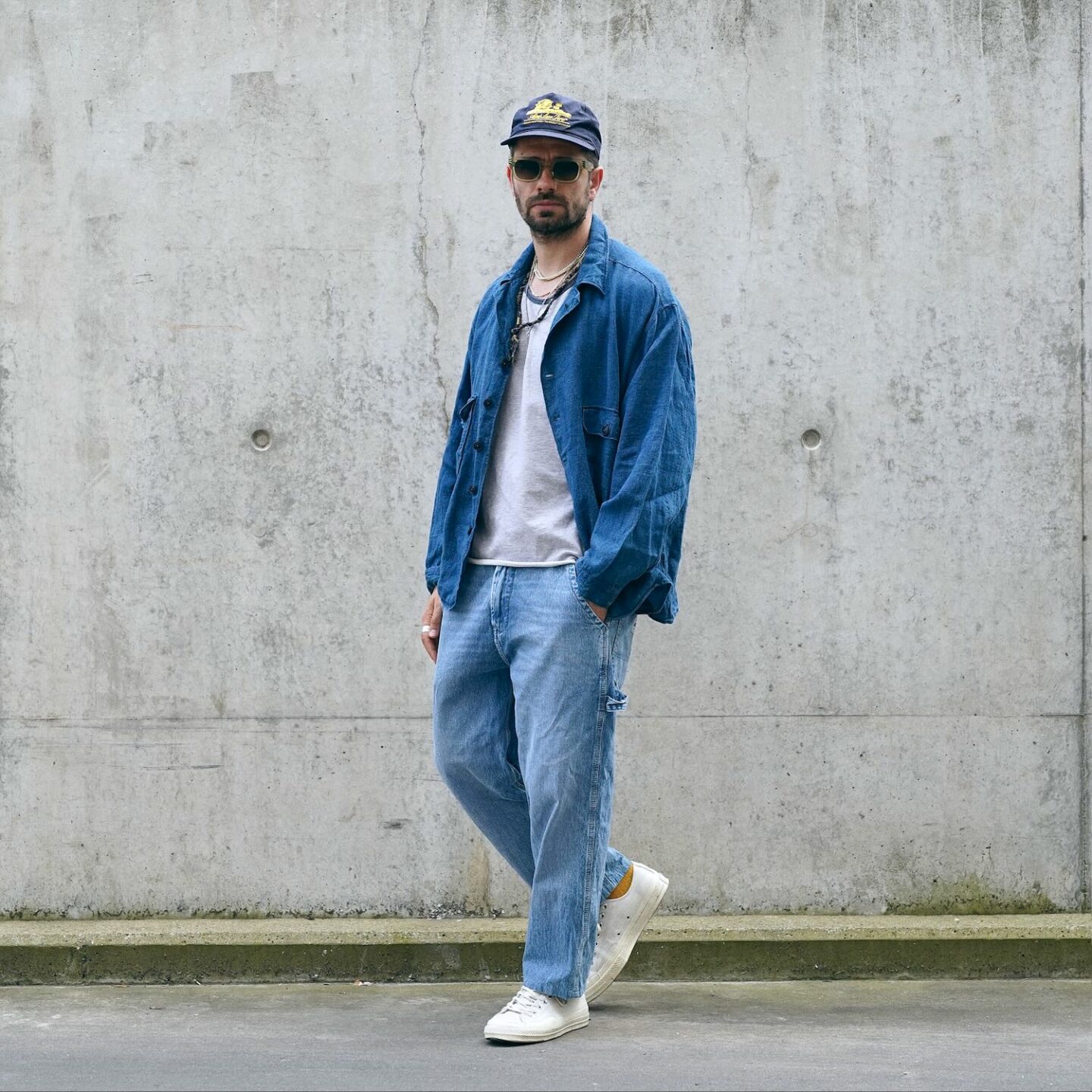 look homme dans le style street heritage avec un carpenter pants en denim et une surchemise en lin style utility shirt type 1 oversize