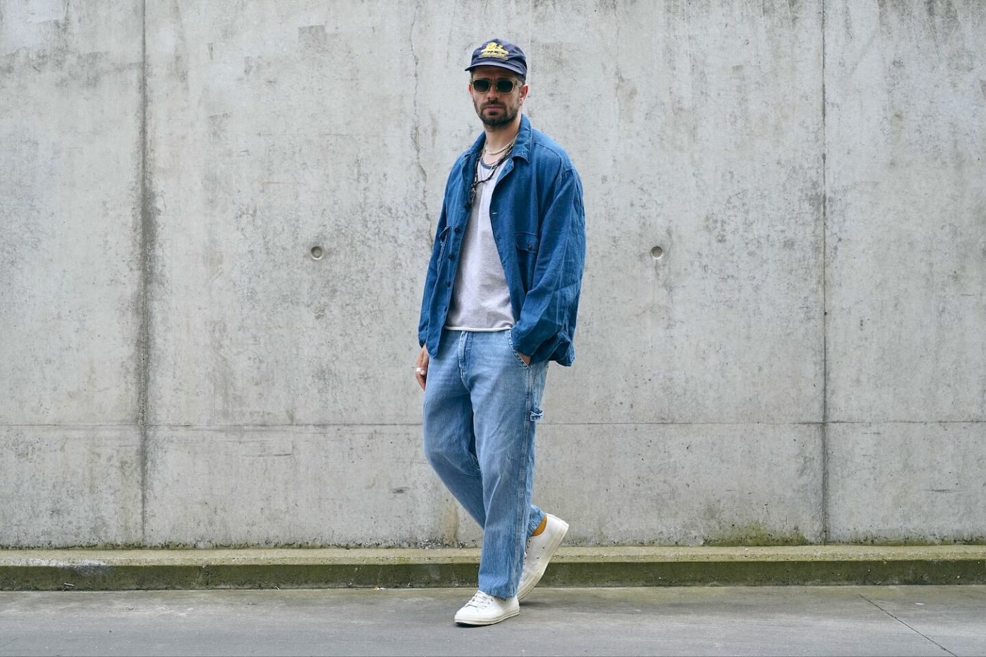 look homme dans le style street heritage avec un carpenter pants en denim et une surchemise en lin style utility shirt type 1 oversize