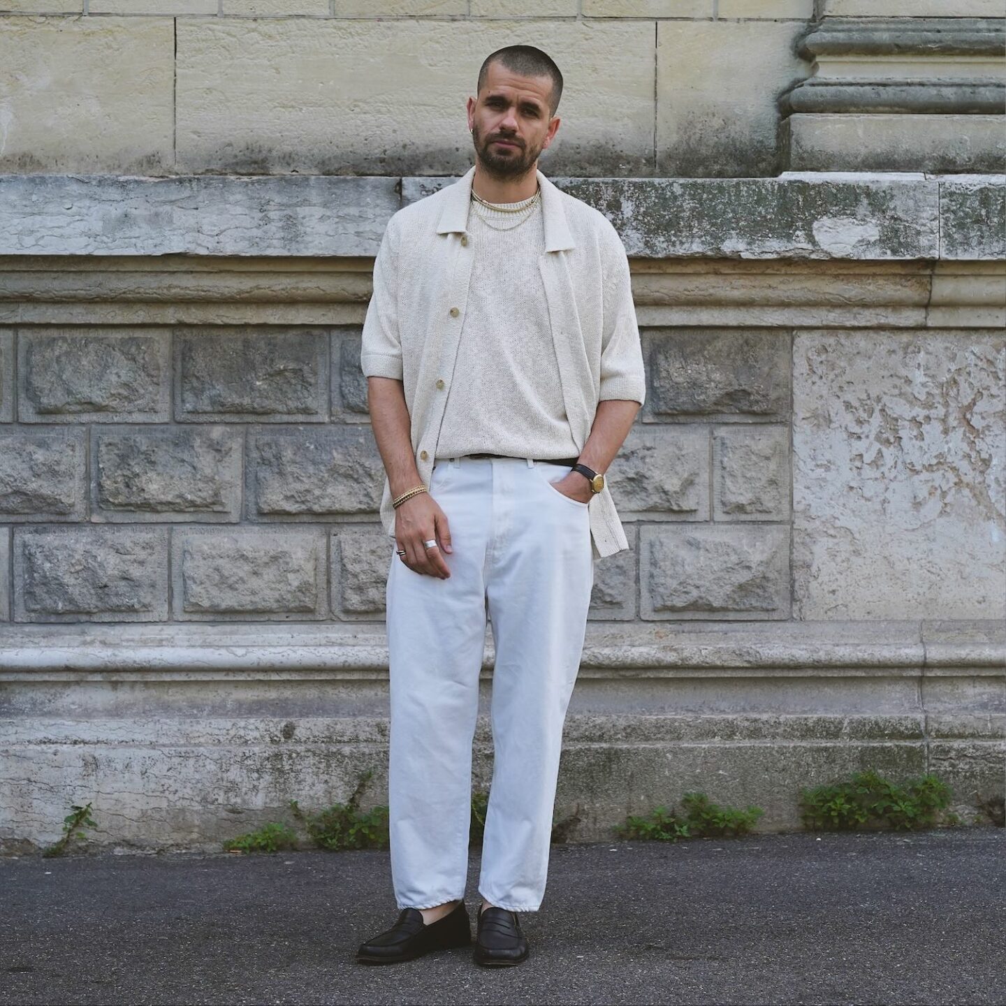 tenue homme avec un jean taille haute blanc Borali, qui es tporté à la tailel naturelle avec de spetites mocassins