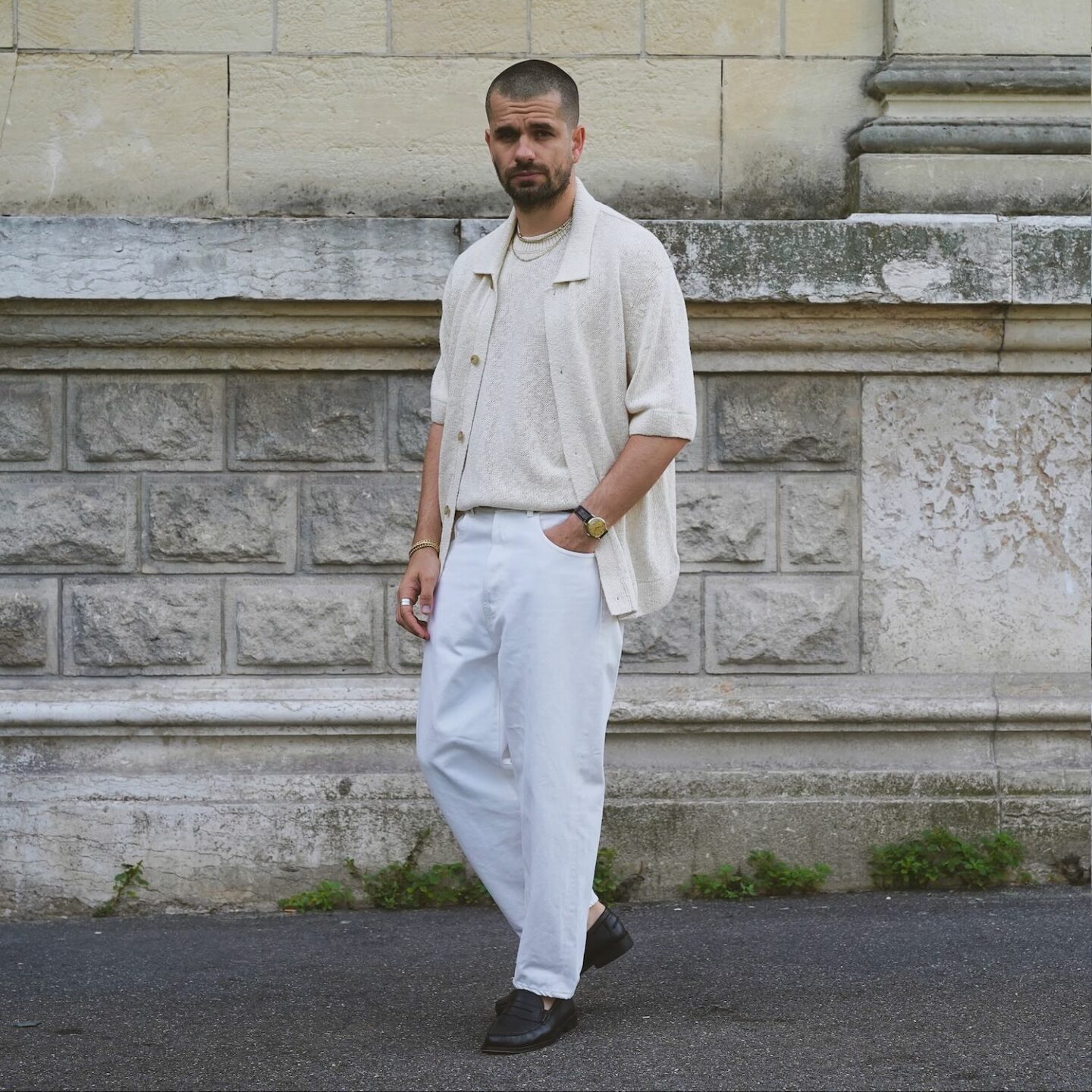 une tenue street chic avec un chemise et un débardeur en maille de chez COS, portés avec un jean taille haute blanc Borali et des mocassins Malfroid