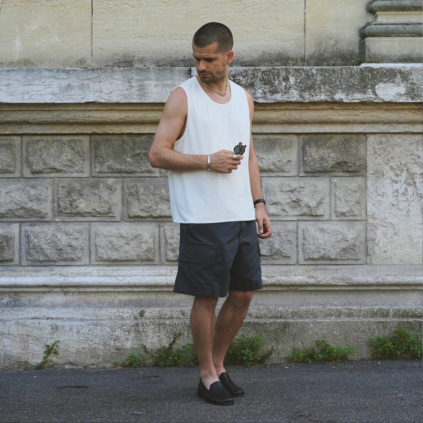 tenue homme en débardeur blanc, short gris et mocassins