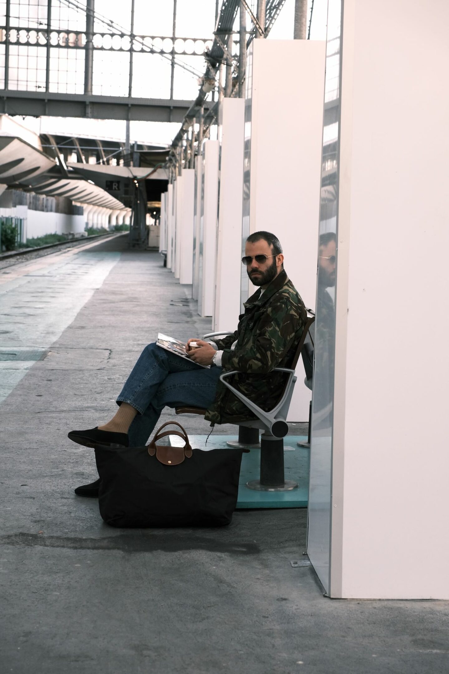 sac 48h sur le quaie d'une gare