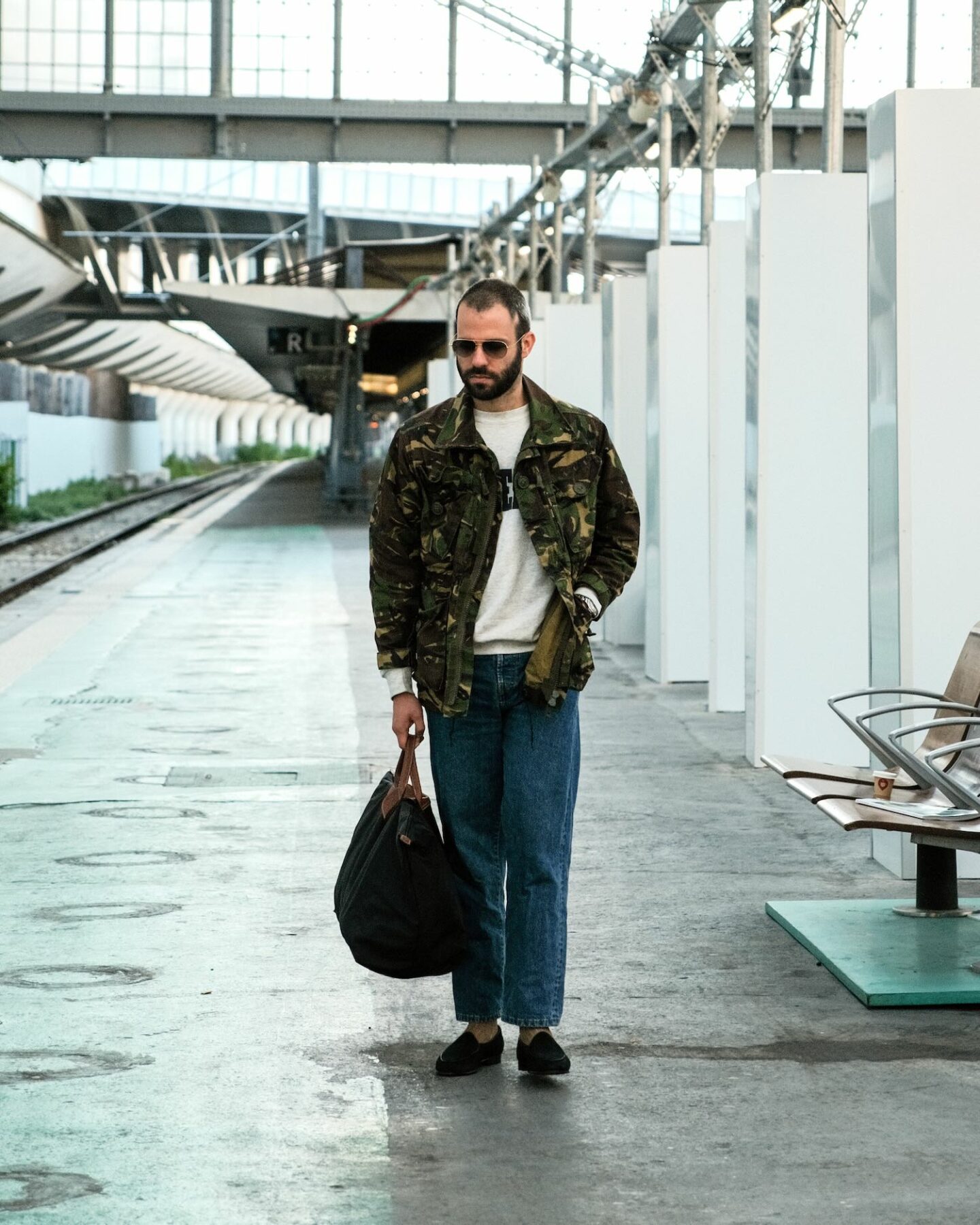 idée de tenue homme avec un jean taille haute et une veste militaire camo