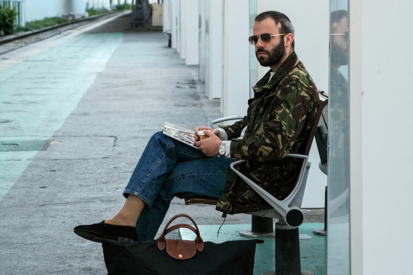 tenue homme avec une veste militaire en camo dpm, un jean taille haute Borali et des maoccasins belgian loafer