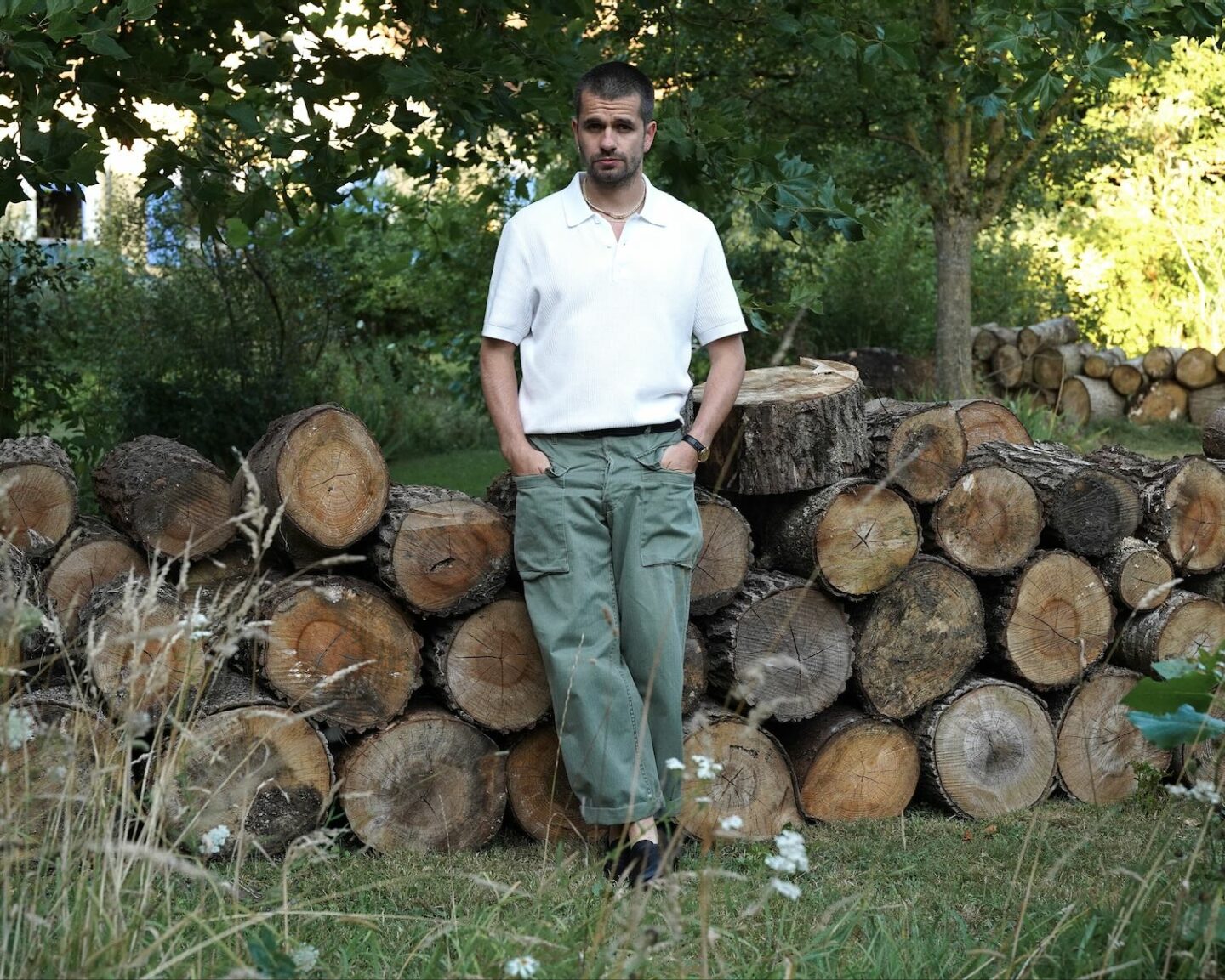 idée de tenue estivale homme avec un polo en maille texturé, un pantalon militaire type monkey pants et des mocassins noirs