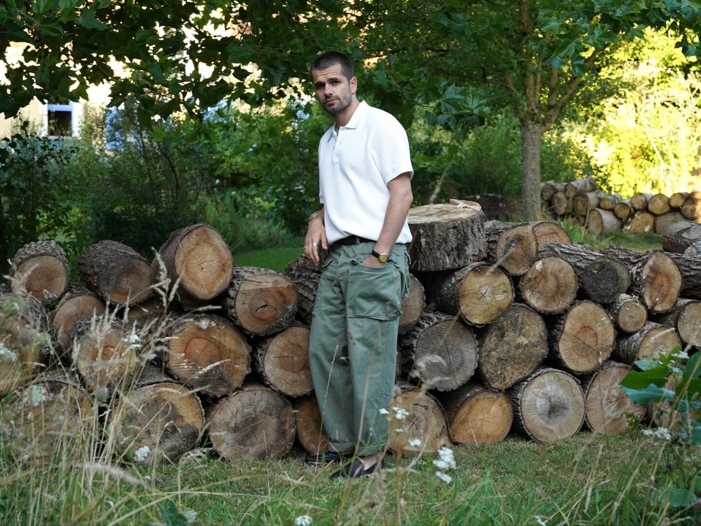 idée de tenue estivale homme avec un polo en maille texturé, un pantalon militaire type monkey pants et des mocassins noirs