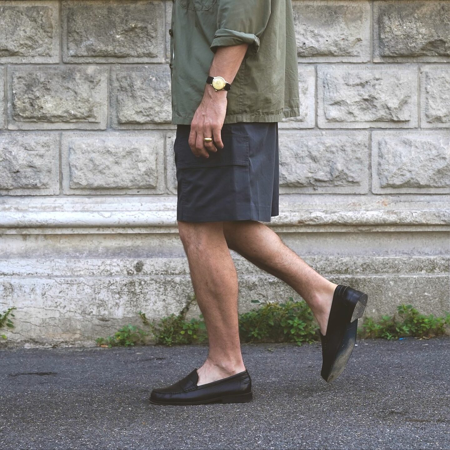 mocassins en cuir noir d'été Malfroid Vauban portés avec un short en coton léger à poche Cos