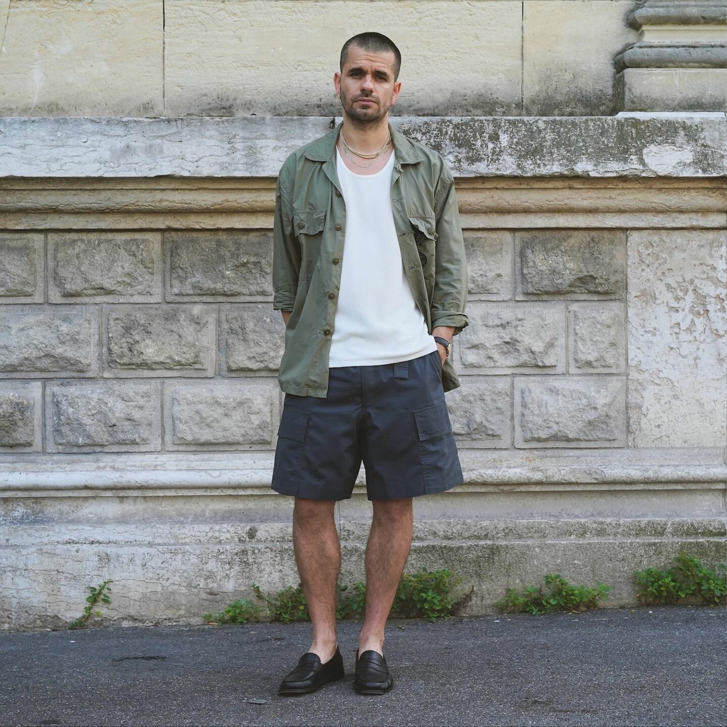 look d'été masculin avec une surchemise militaire en popeline tropical Arashi Denim, un débardeur ample et léger cos avec des mocassins Malfroid :)