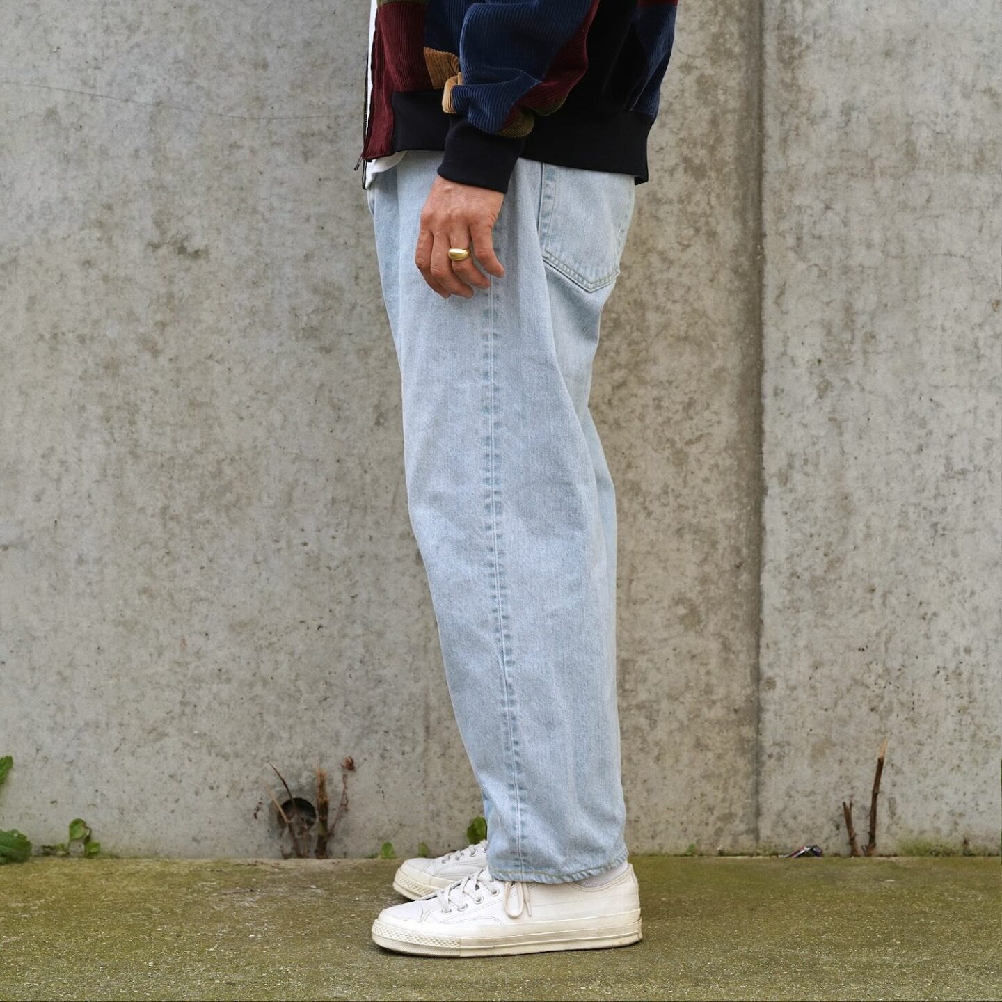 jean borali taille haute coupe loose tapered avec un délavage bleach