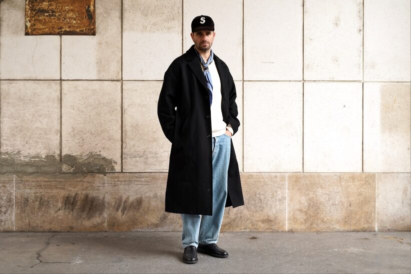 édito mode avec un manteau long en laine noire, coupe oversize, modèle fenté 125 de la marque Coltesse