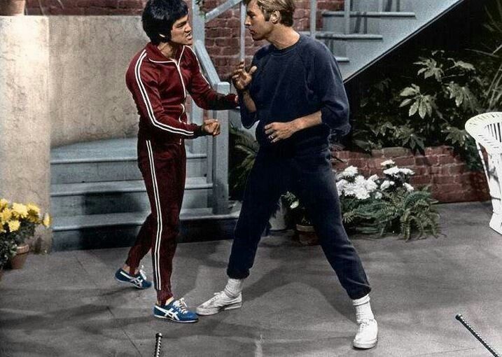 tenue de Bruce lee en jogging et petite sneakers